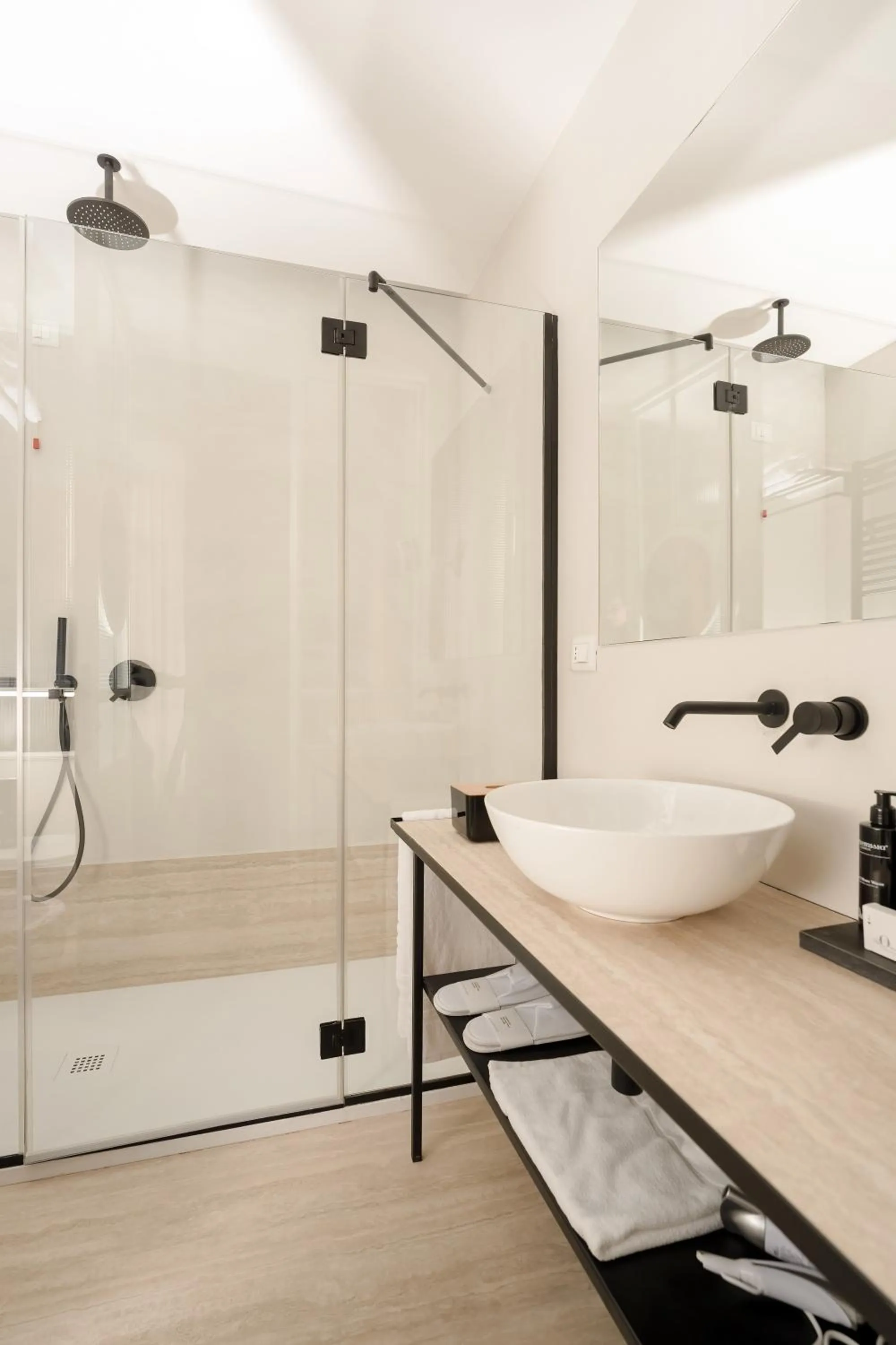 Shower in Artemisia Domus - Giardino