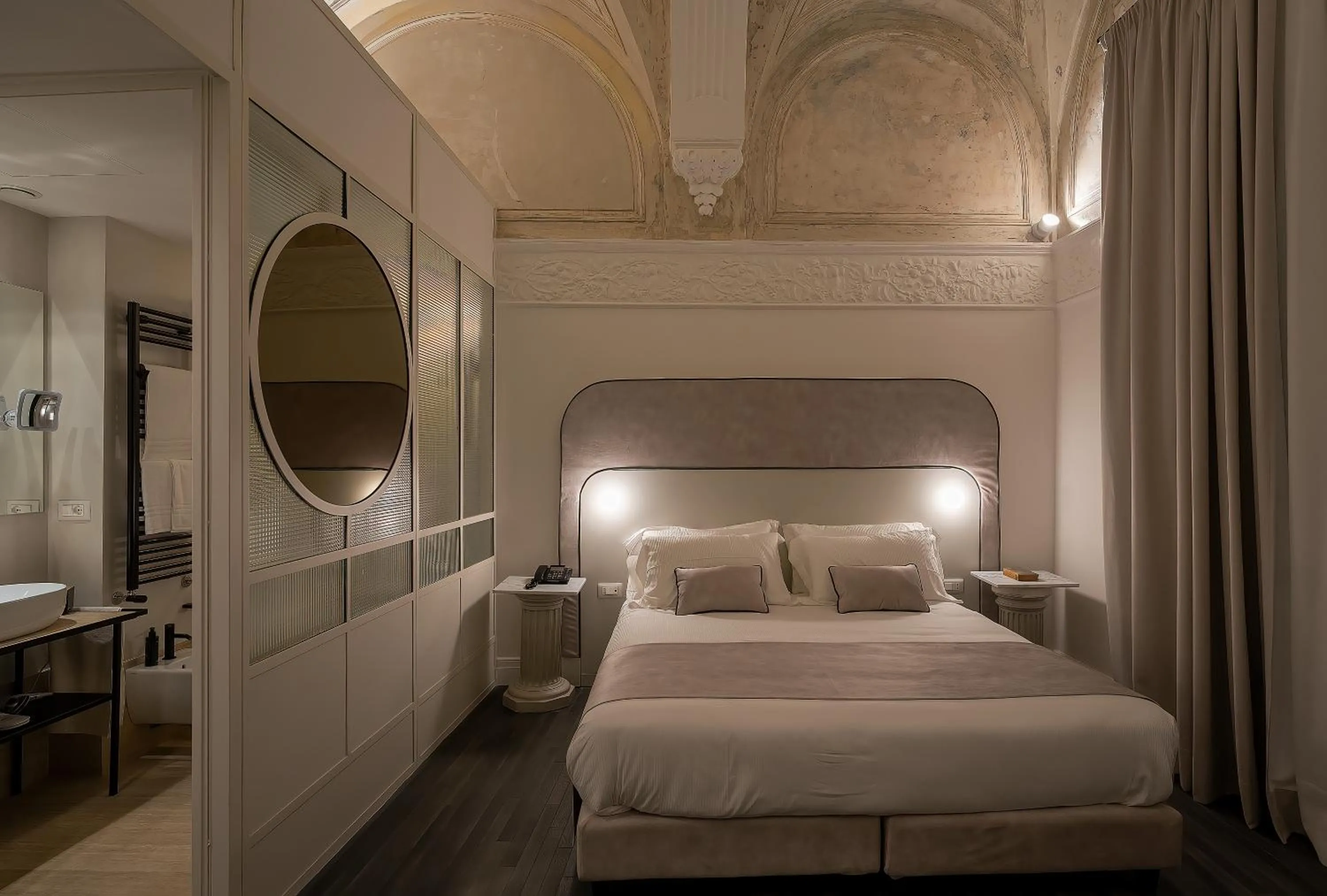 Decorative detail, Bed in Artemisia Domus - Giardino