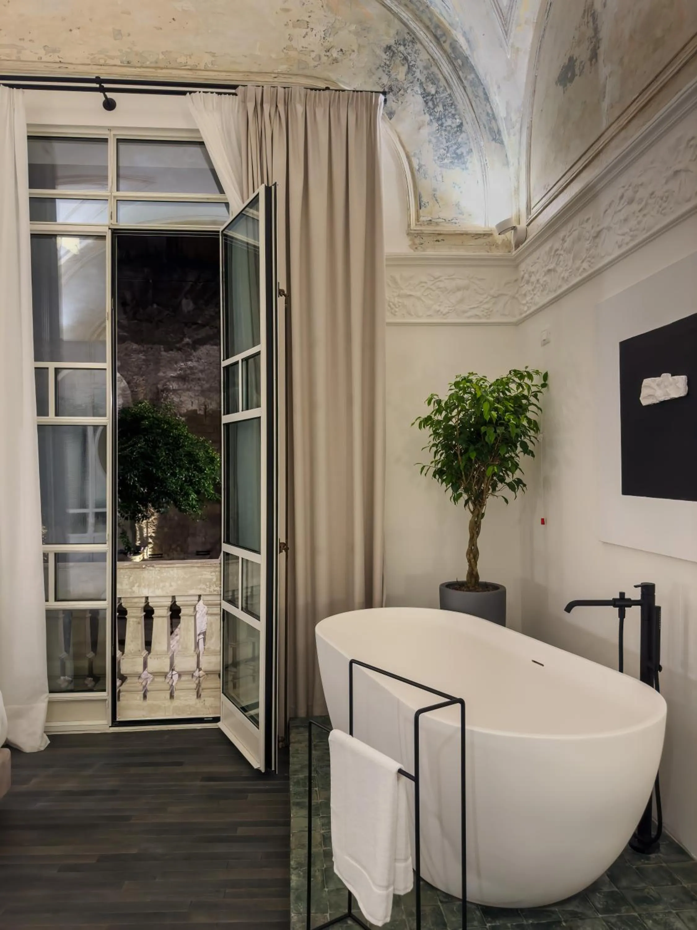 Bath in Artemisia Domus - Giardino