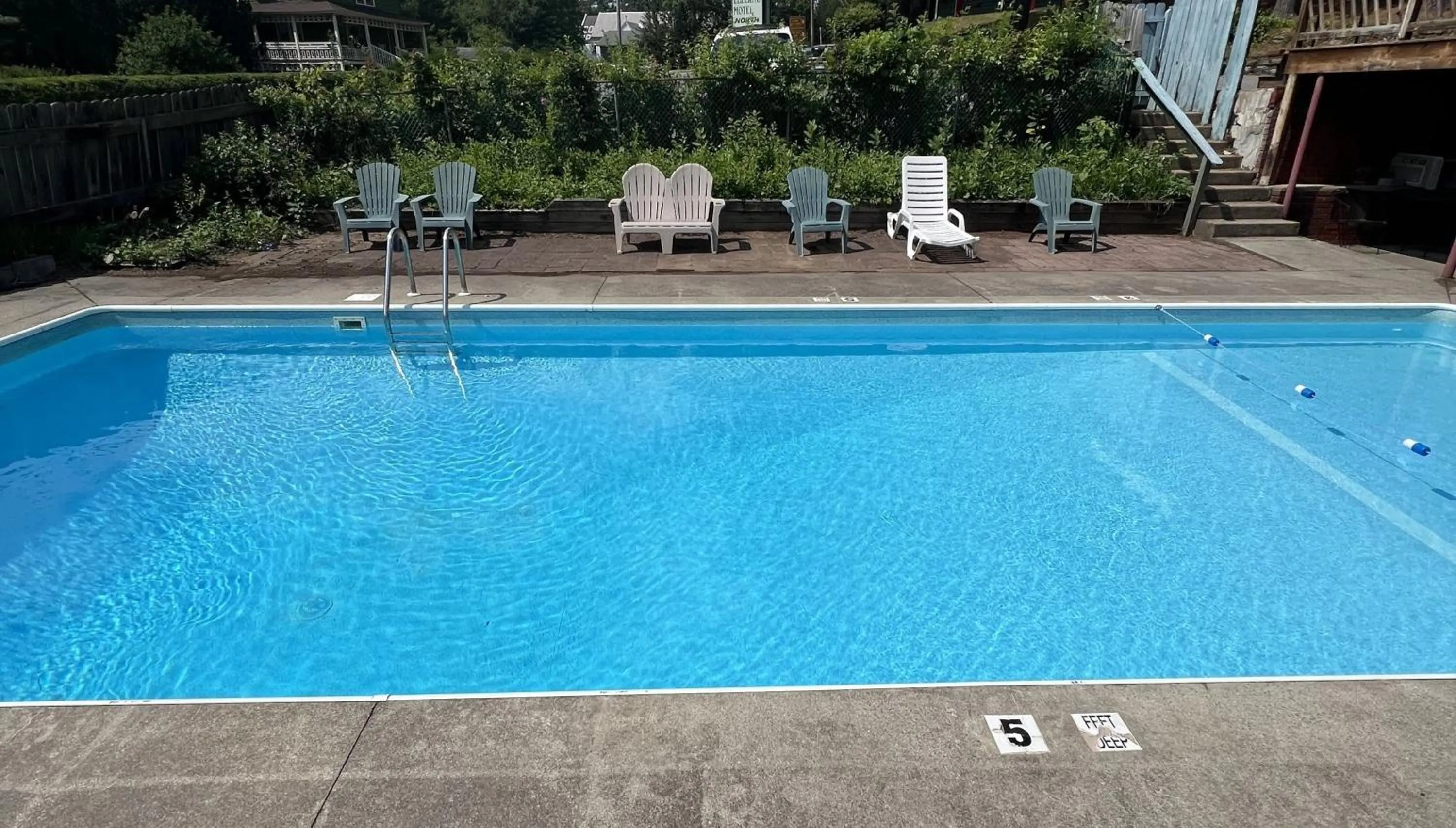 Swimming pool in Motel Luzerne