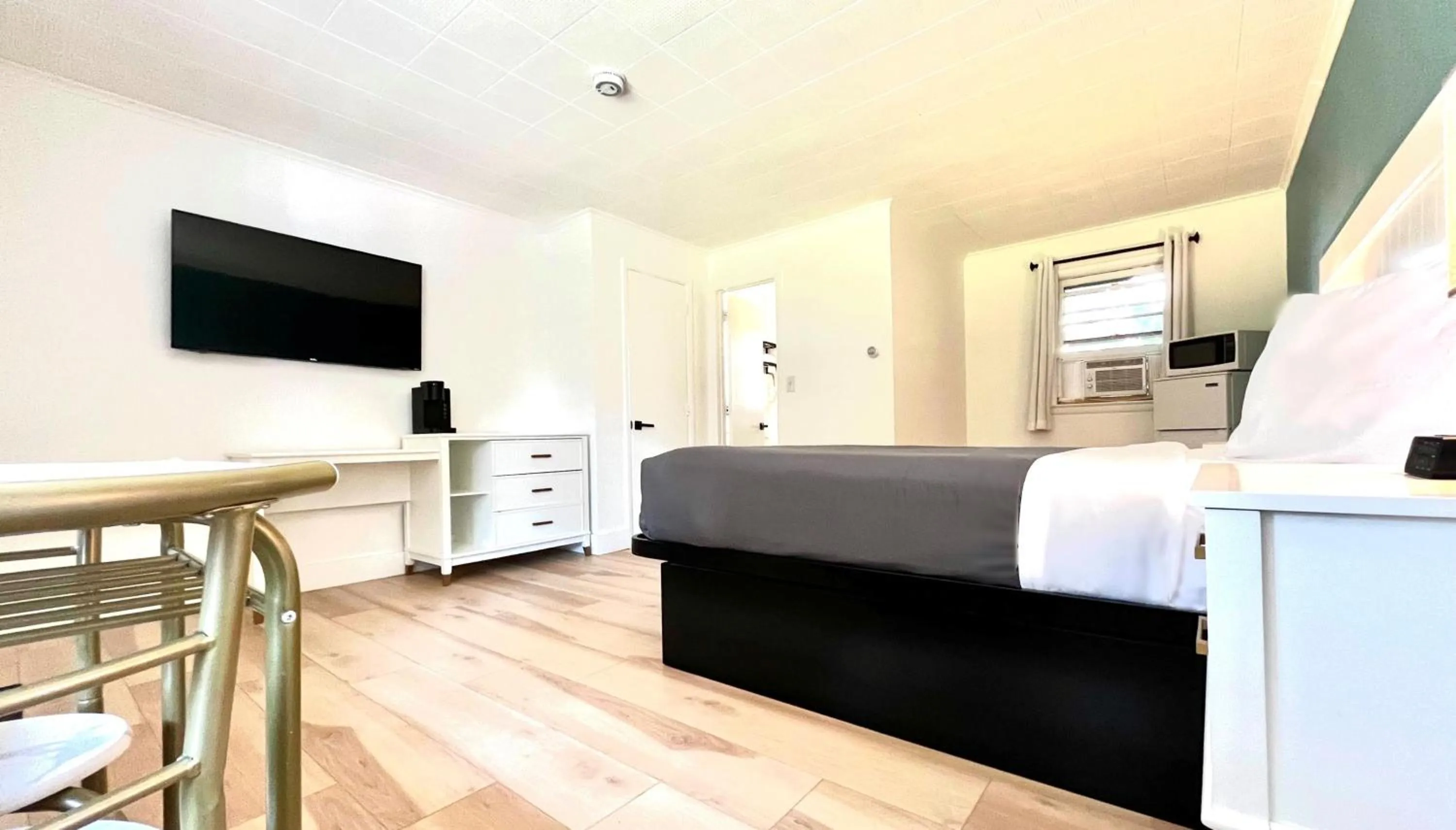 Photo of the whole room, Bed in Motel Luzerne