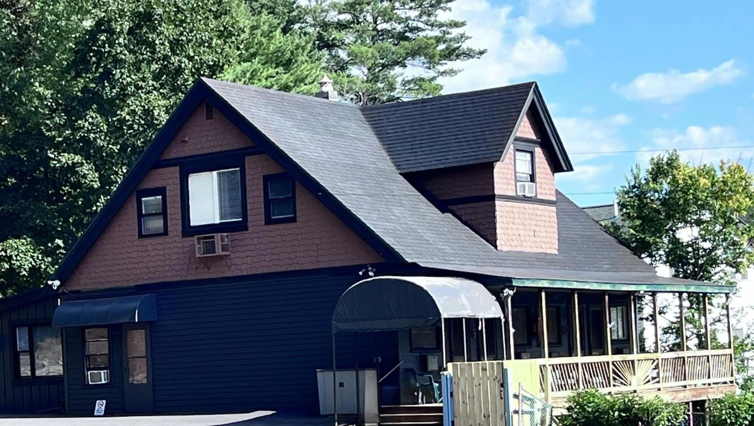 Logo/Certificate/Sign in Motel Luzerne