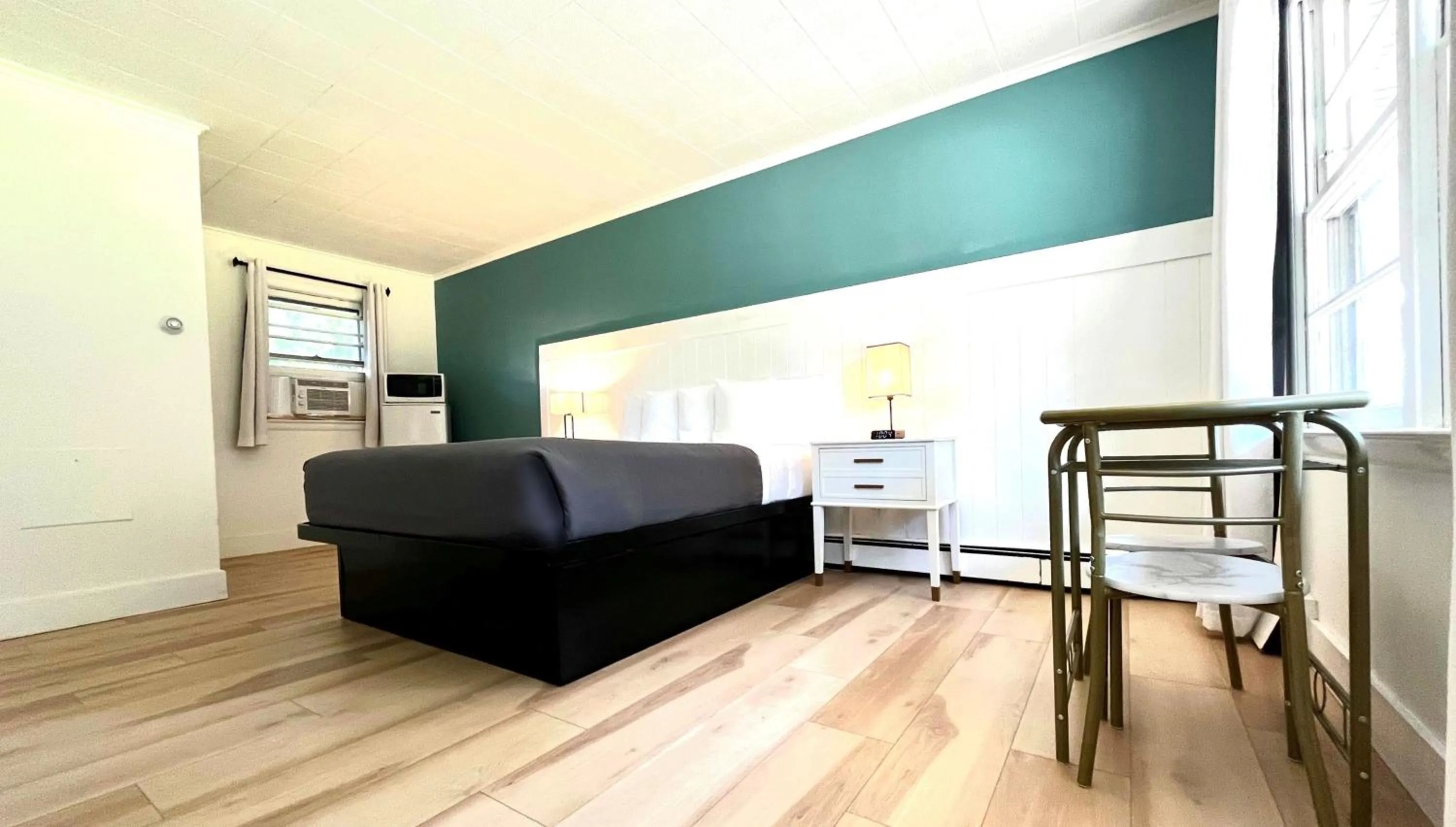 Photo of the whole room, Bed in Motel Luzerne