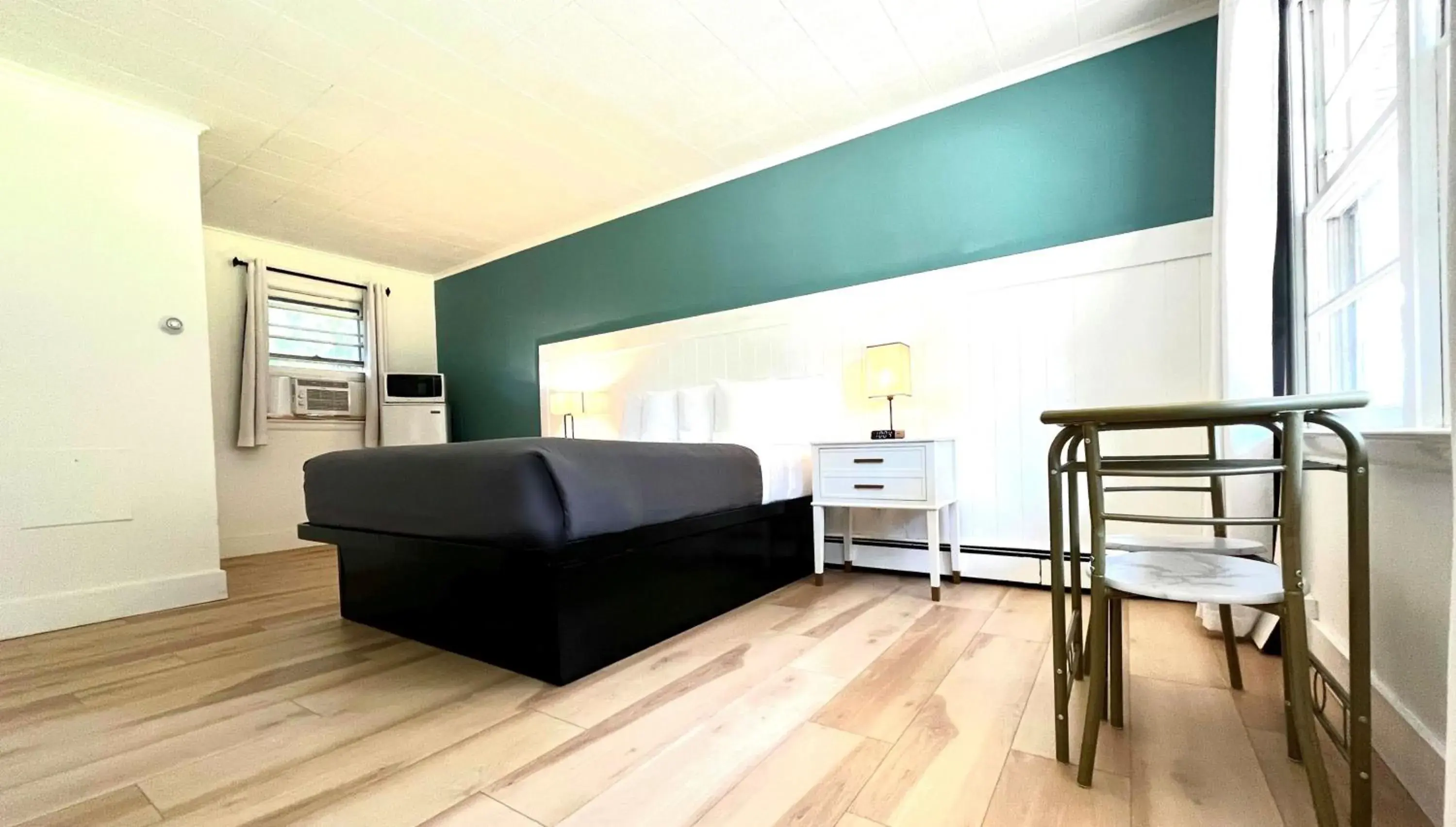 One Queen Nonsmoking Lakeside in Motel Luzerne One Queen Nonsmoking Lakeside in Motel Luzerne