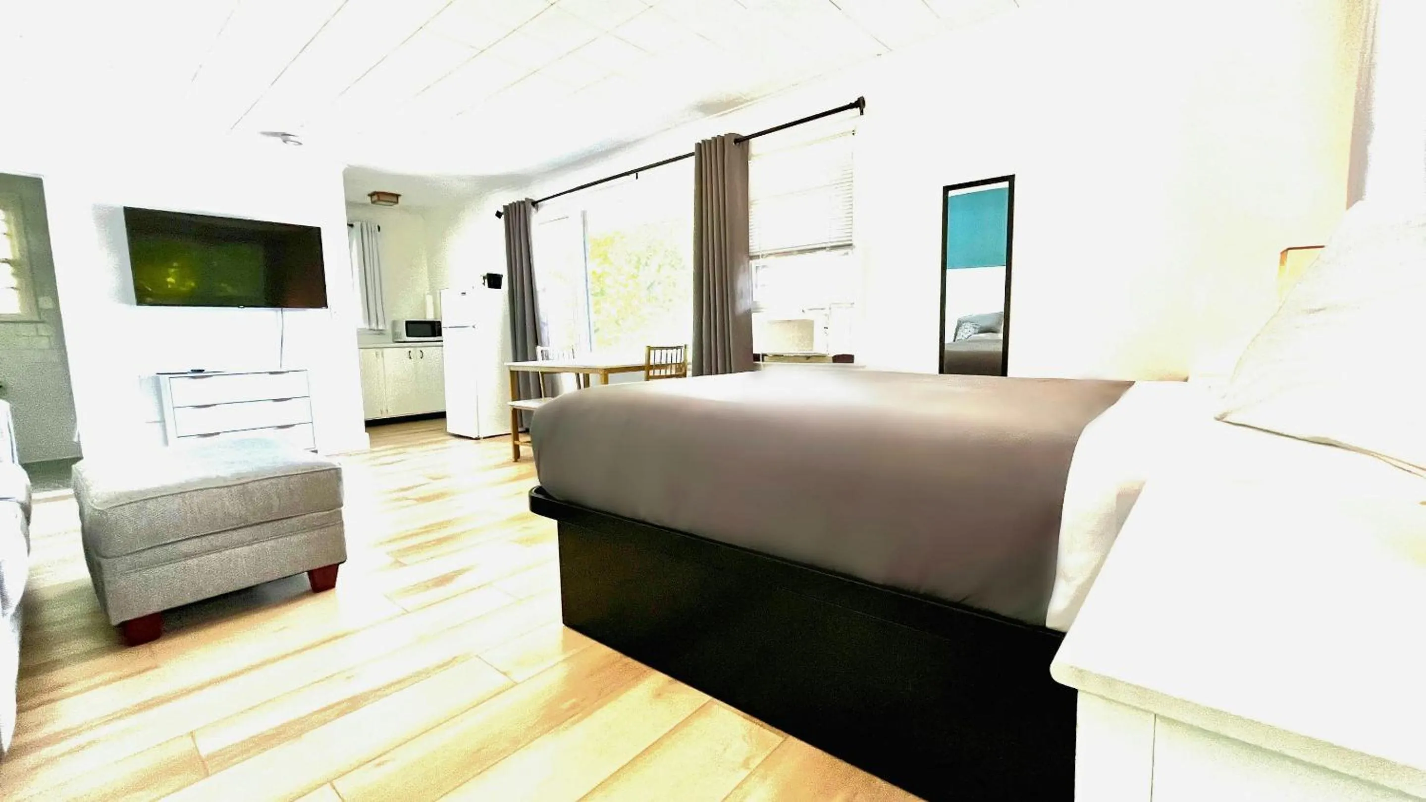 Photo of the whole room, Bed in Motel Luzerne