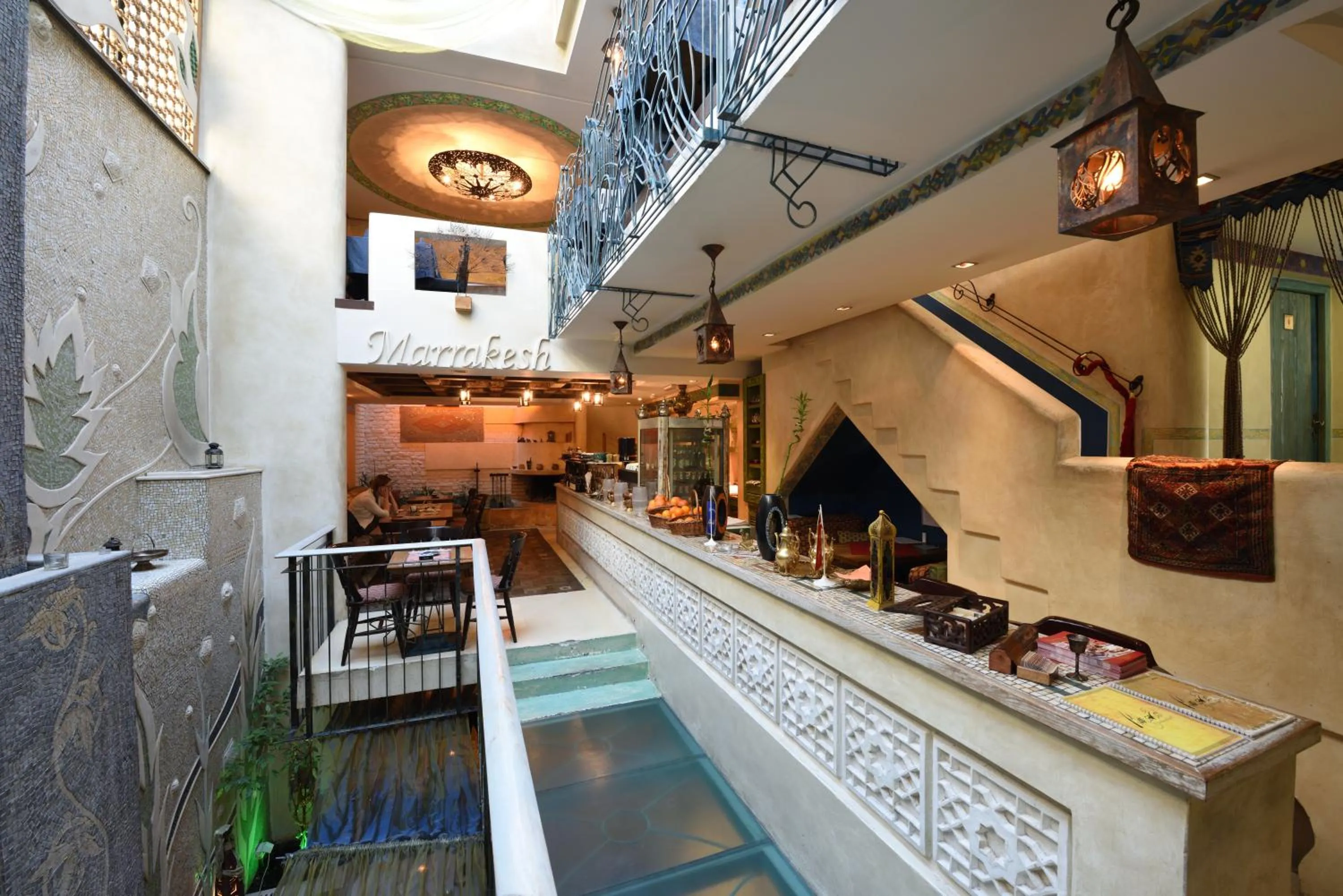 Restaurant/places to eat in Hotel Art