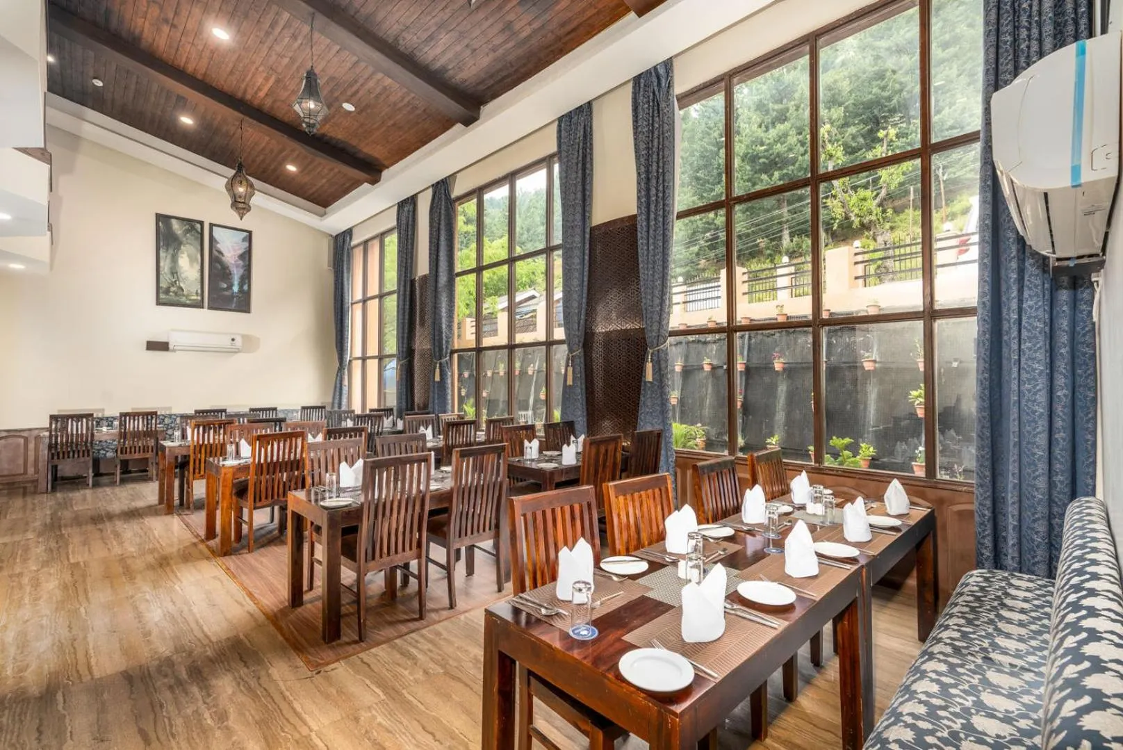 Restaurant/places to eat in The Chinar Resort & Spa, Pahalgam