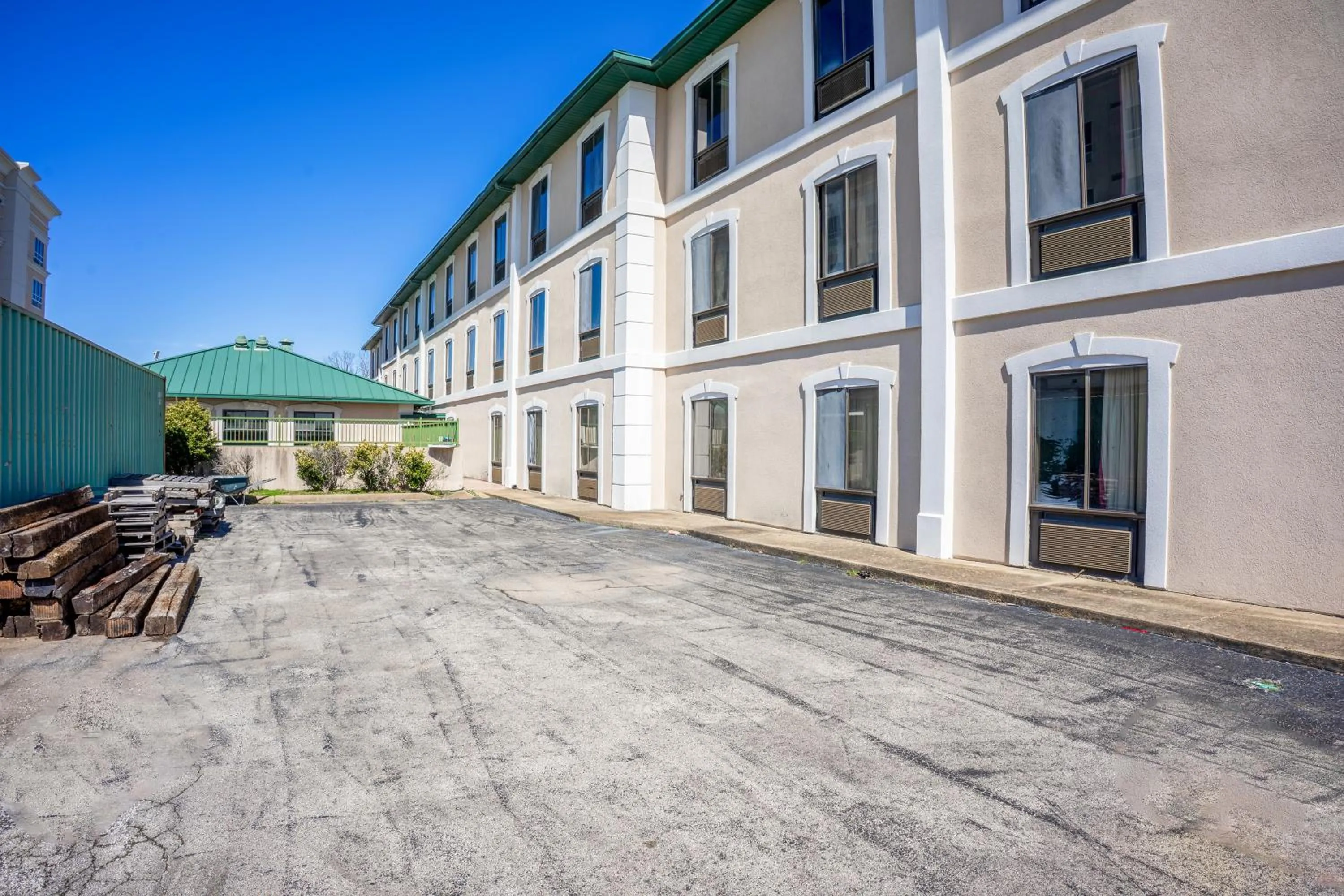 Facade/entrance in Ark Suites By OYO Jonesboro I-555