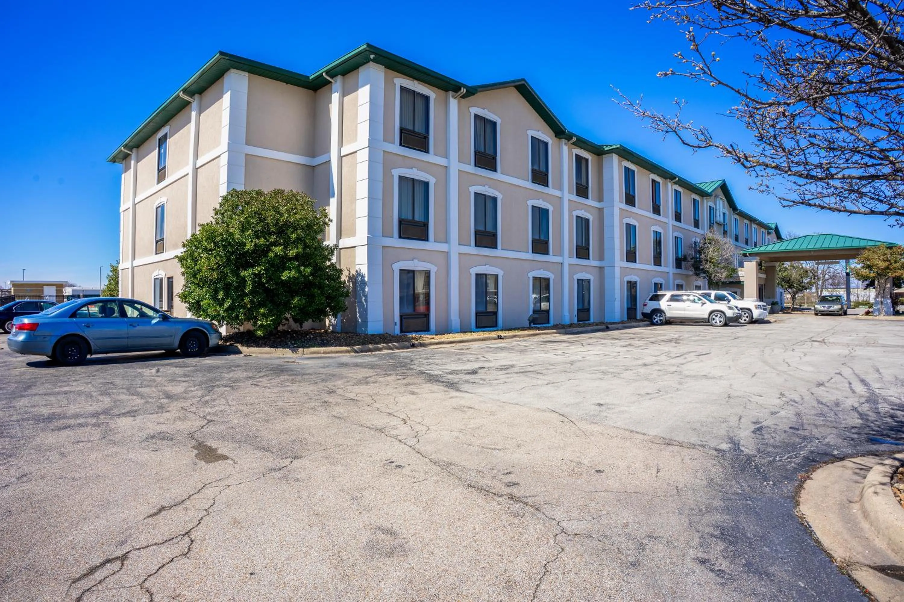 Parking in Ark Suites By OYO Jonesboro I-555