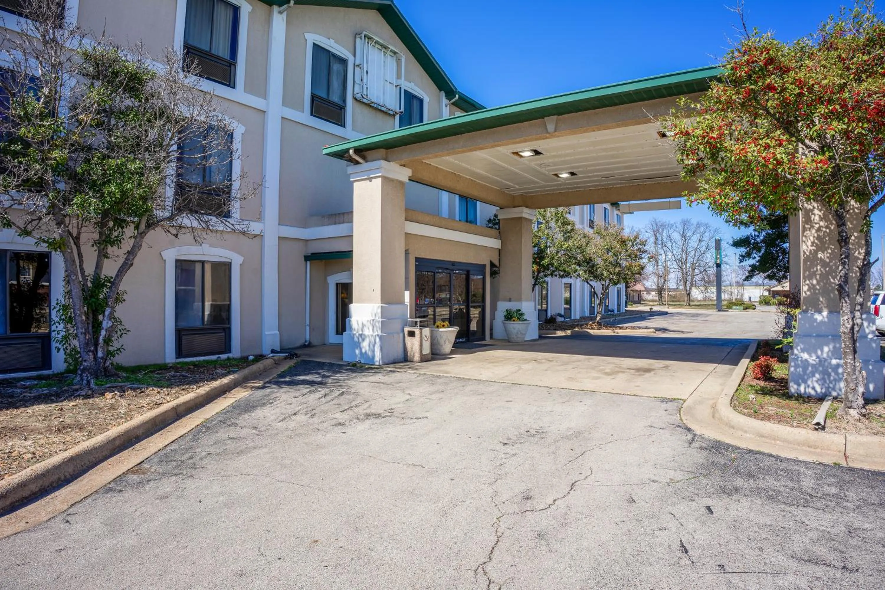 Facade/entrance in Ark Suites By OYO Jonesboro I-555