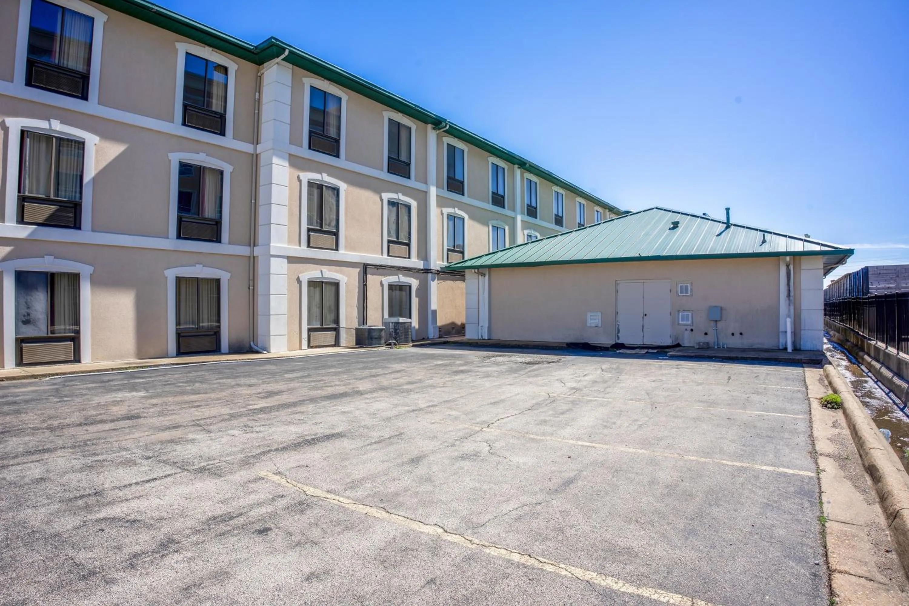 Facade/entrance in Ark Suites By OYO Jonesboro I-555