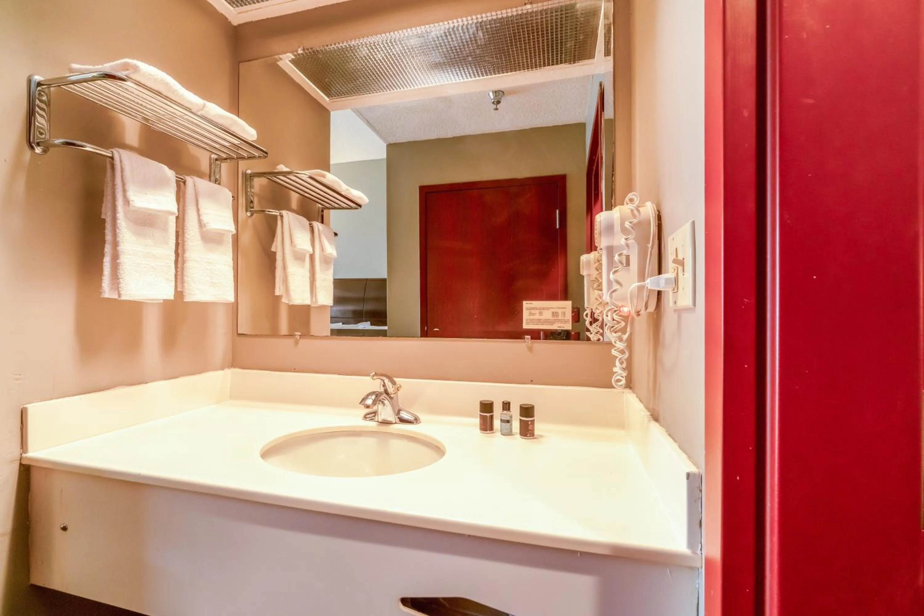 Bathroom in Ark Suites By OYO Jonesboro I-555