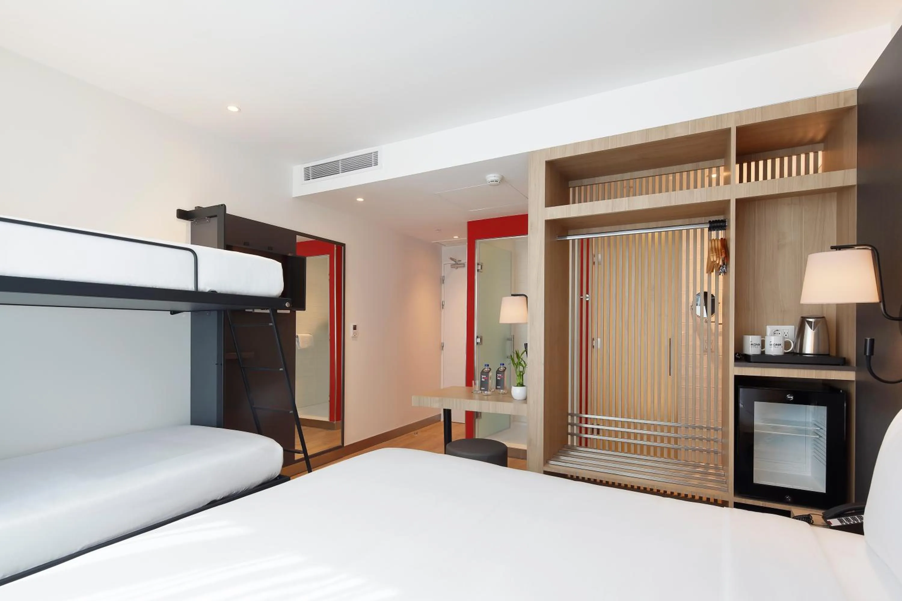 Photo of the whole room, Bed in Ikonik Miraflores