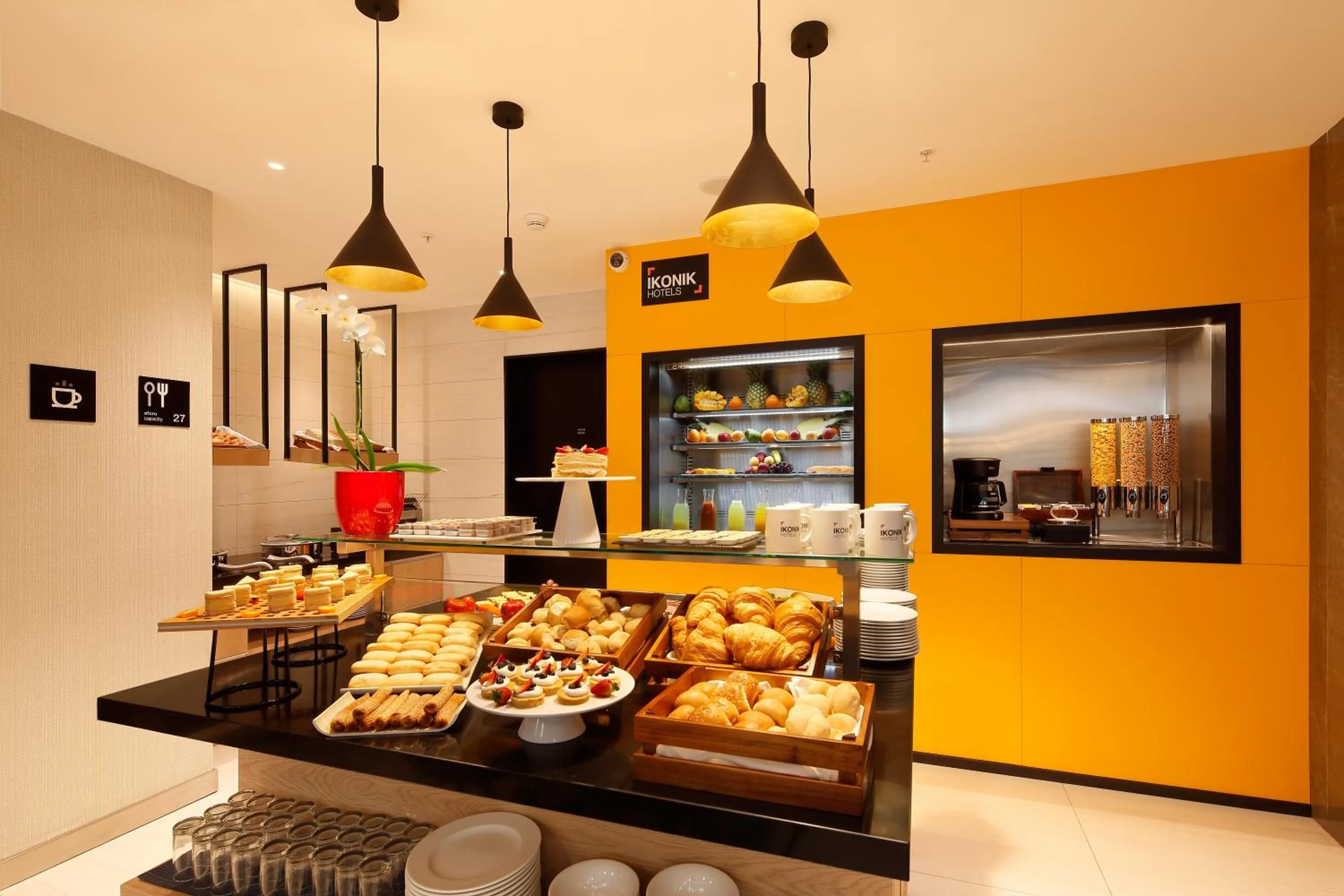 Buffet breakfast in Ikonik Miraflores