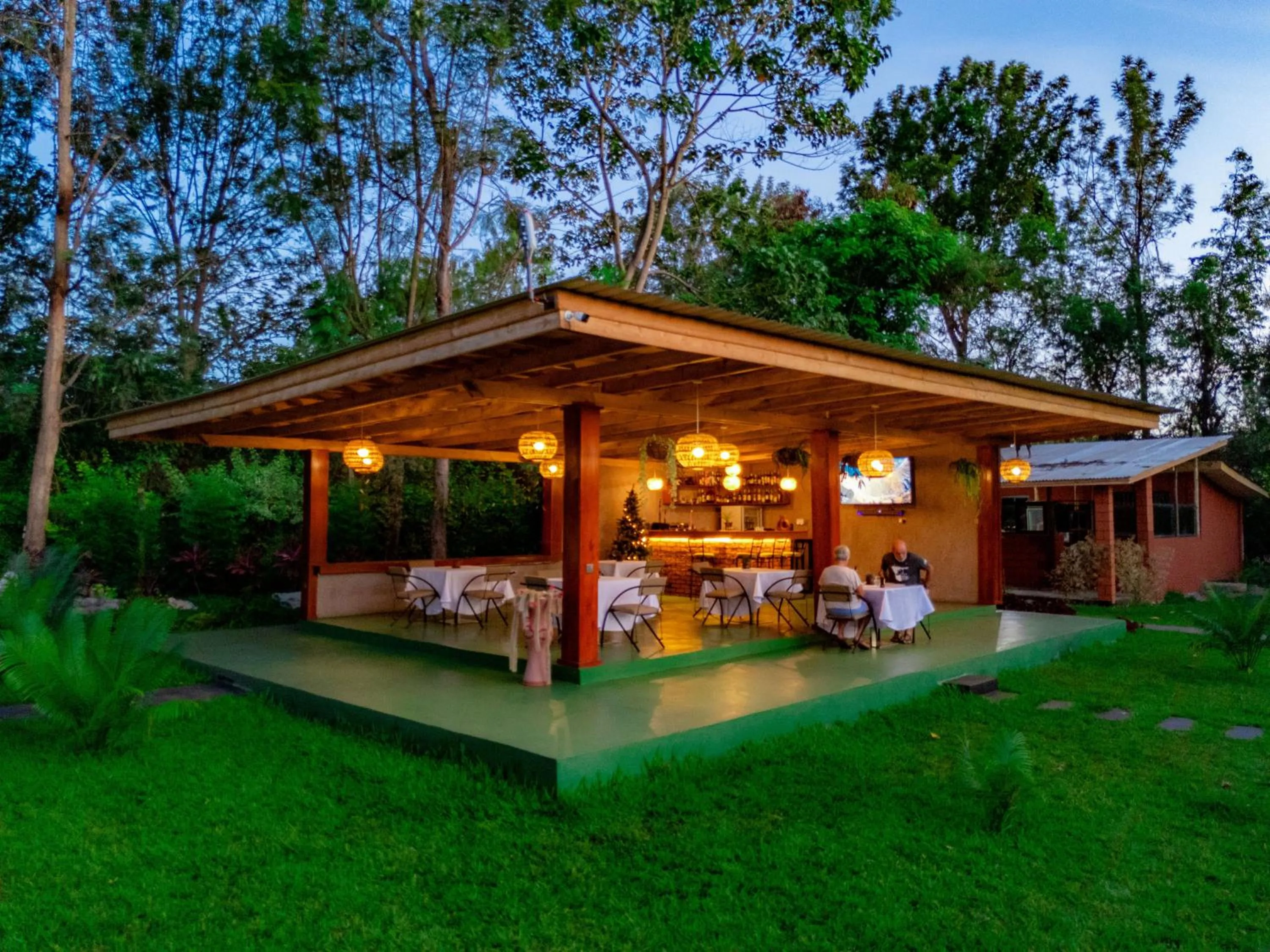 Restaurant/places to eat in Shose Farmhouse Chalets & Campsite