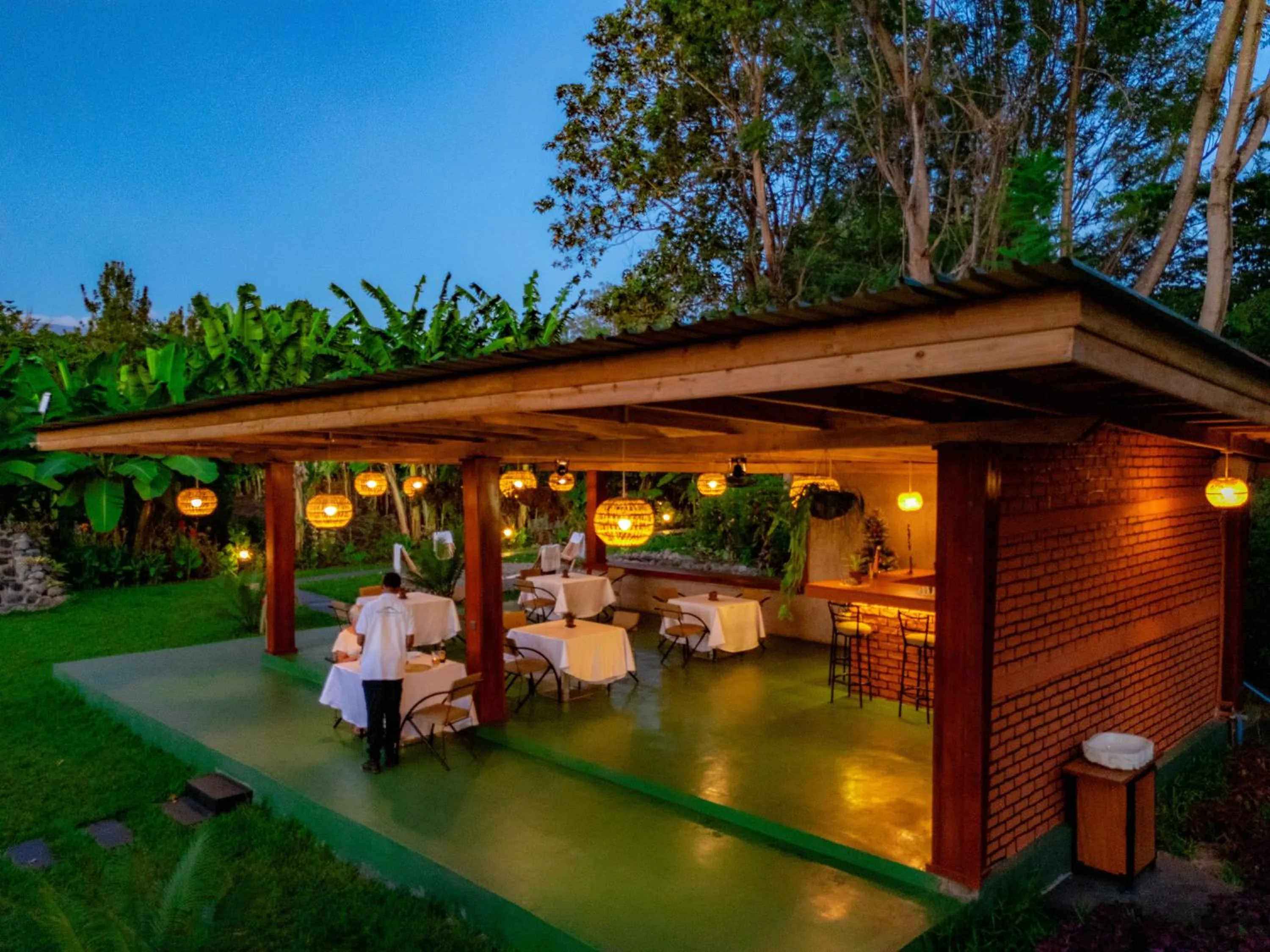 Restaurant/places to eat in Shose Farmhouse Chalets & Campsite