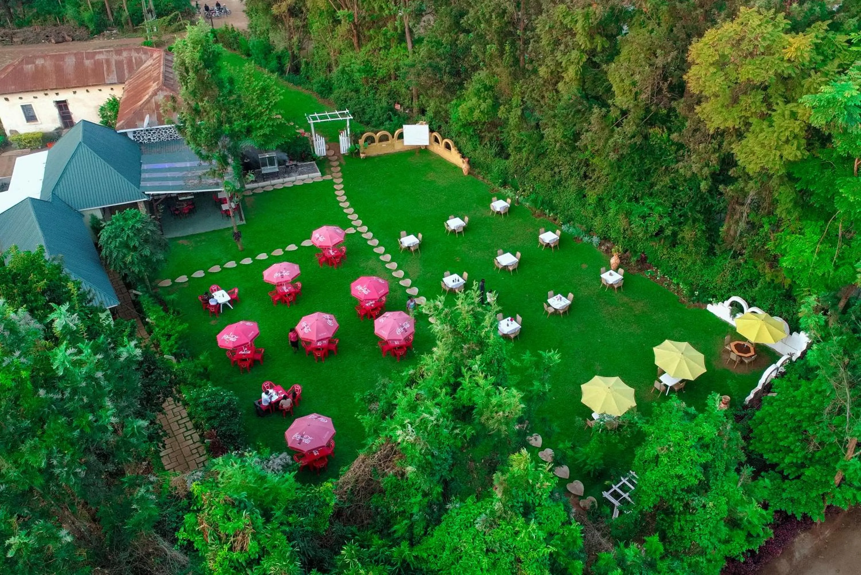 Restaurant/places to eat in Shose Farmhouse Chalets & Campsite