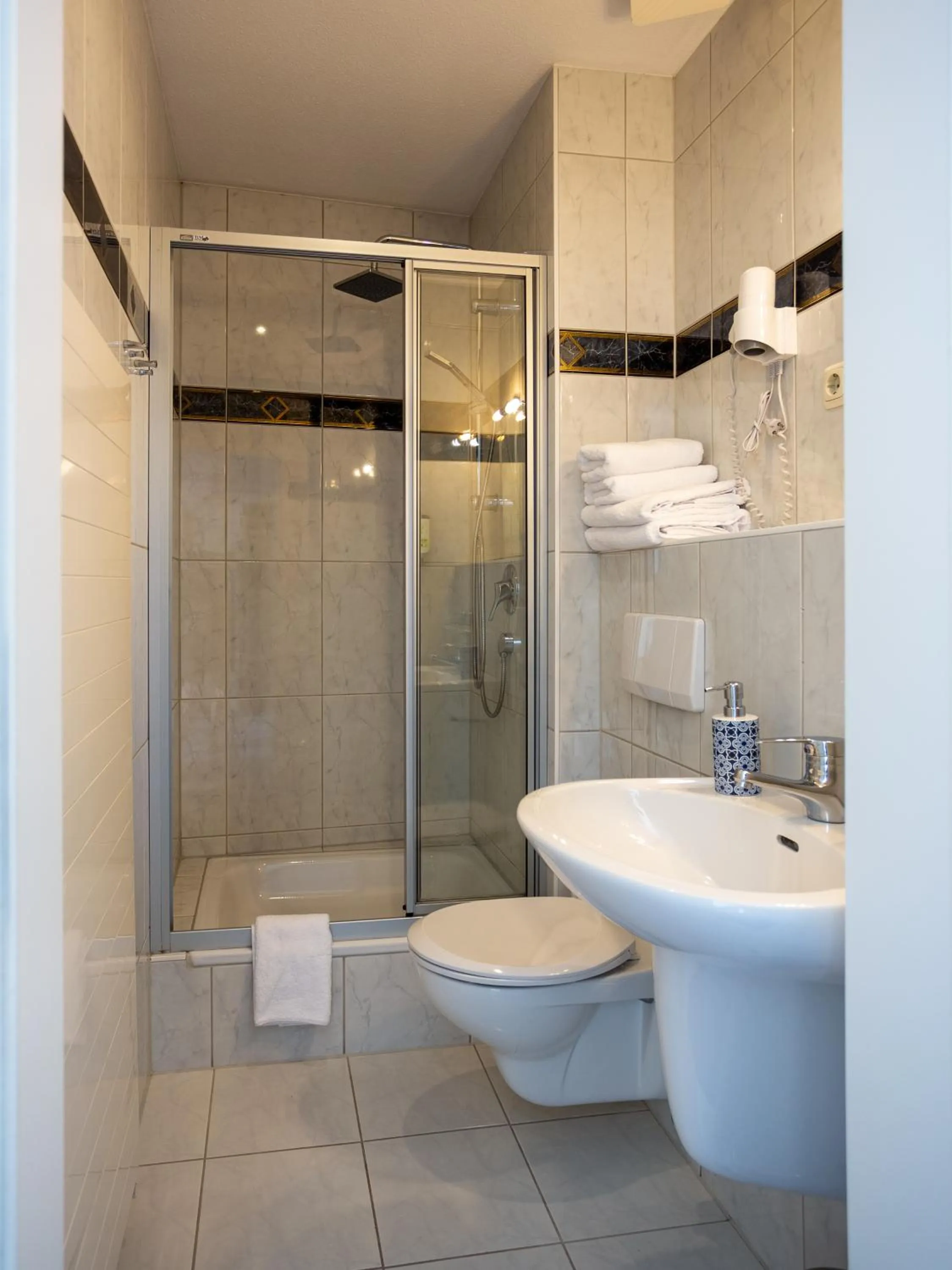 Bathroom in Hotel Mauritius - Im Herzen von Crimmitschau - Frühstück buchbar - Restaurant - Café - Fahrradbox