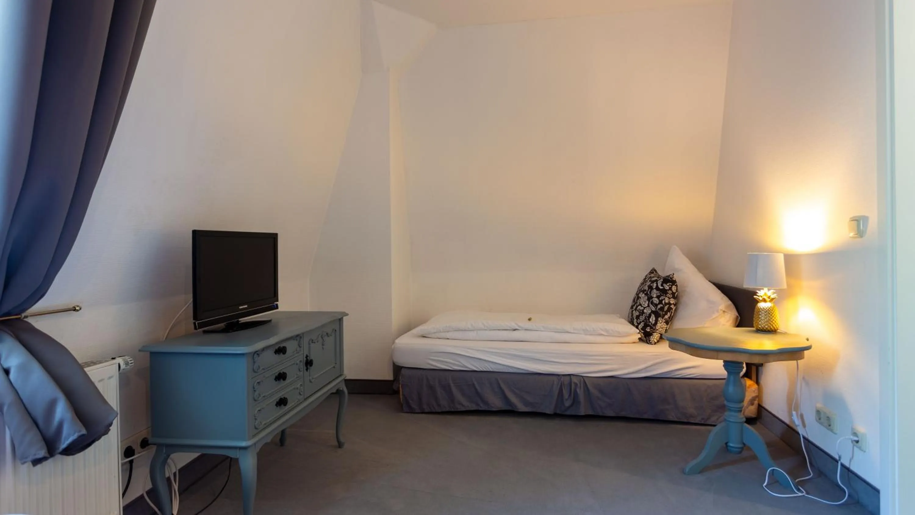 Bed in Hotel Mauritius - Im Herzen von Crimmitschau - Frühstück buchbar - Restaurant - Café - Fahrradbox