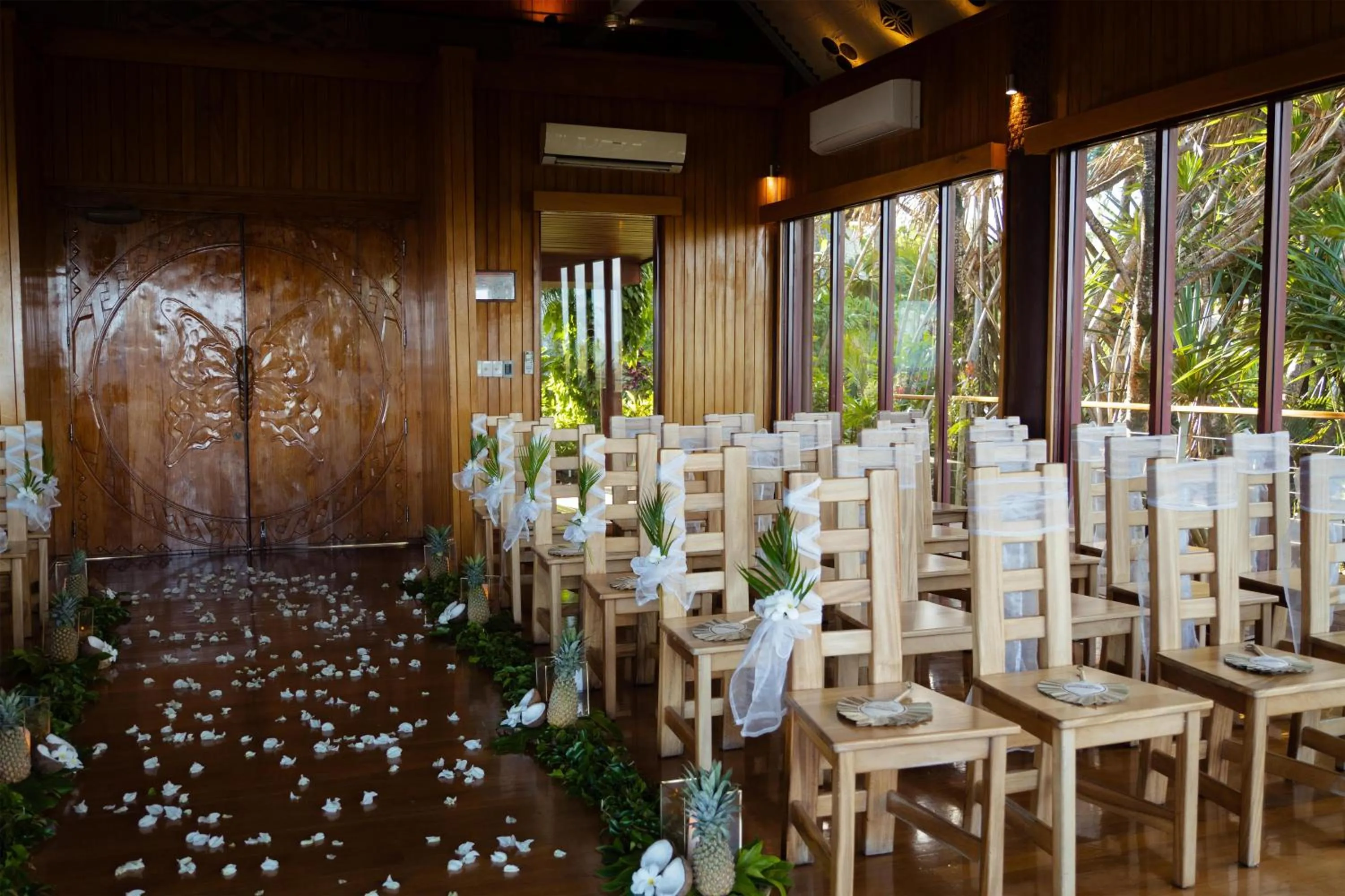 wedding in Outrigger Fiji Beach Resort