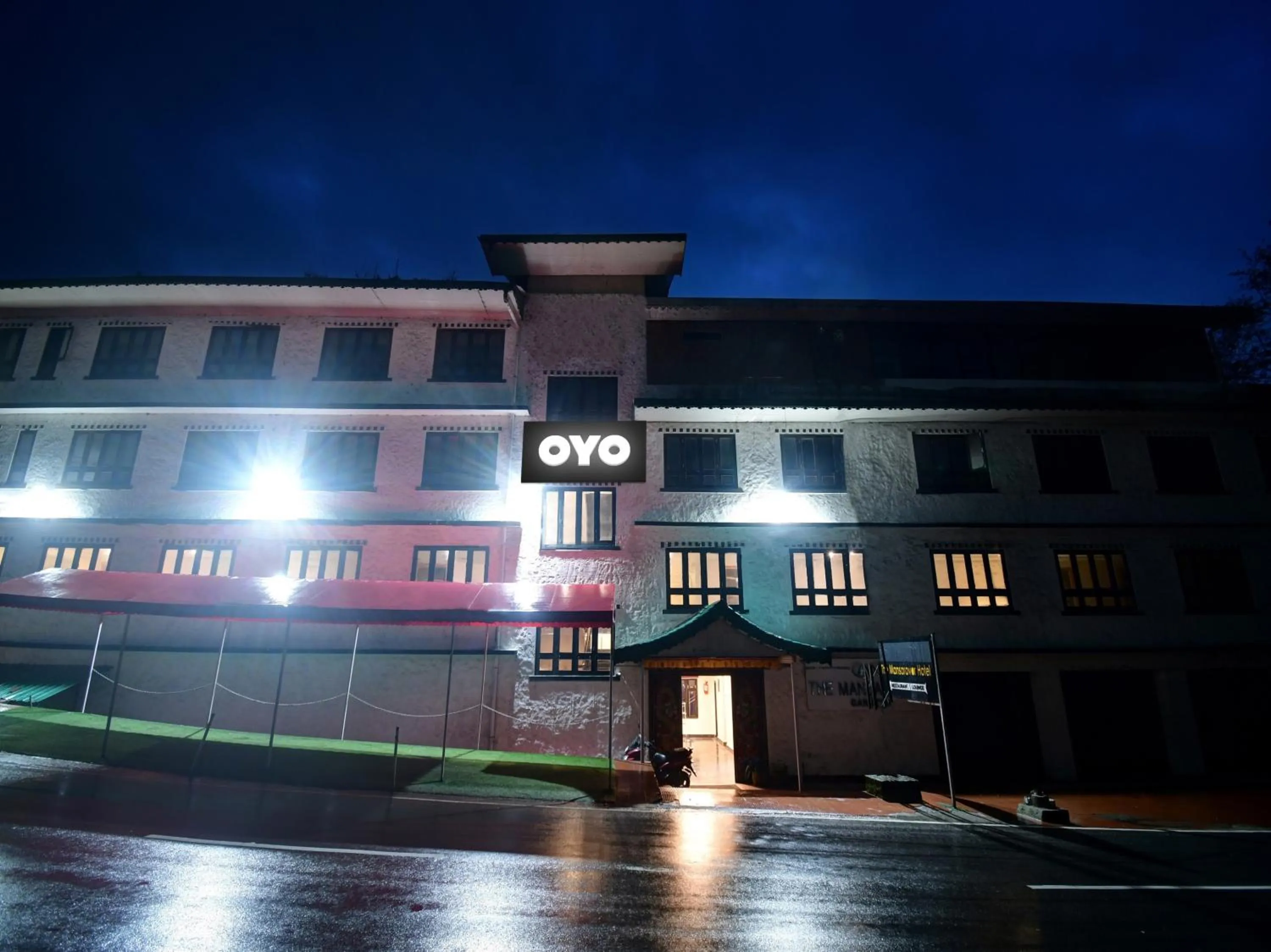 Facade/entrance in Townhouse Mansarovar Hotel