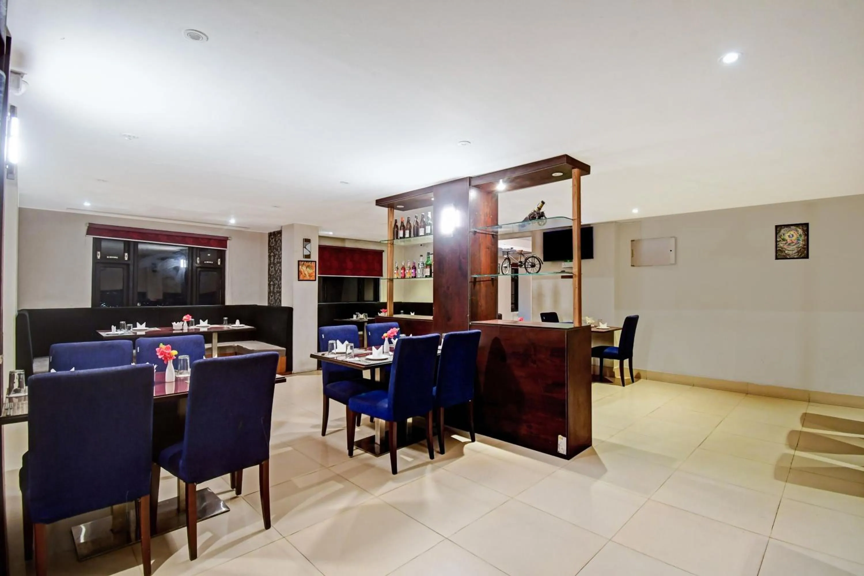 Restaurant/places to eat in Townhouse Mansarovar Hotel