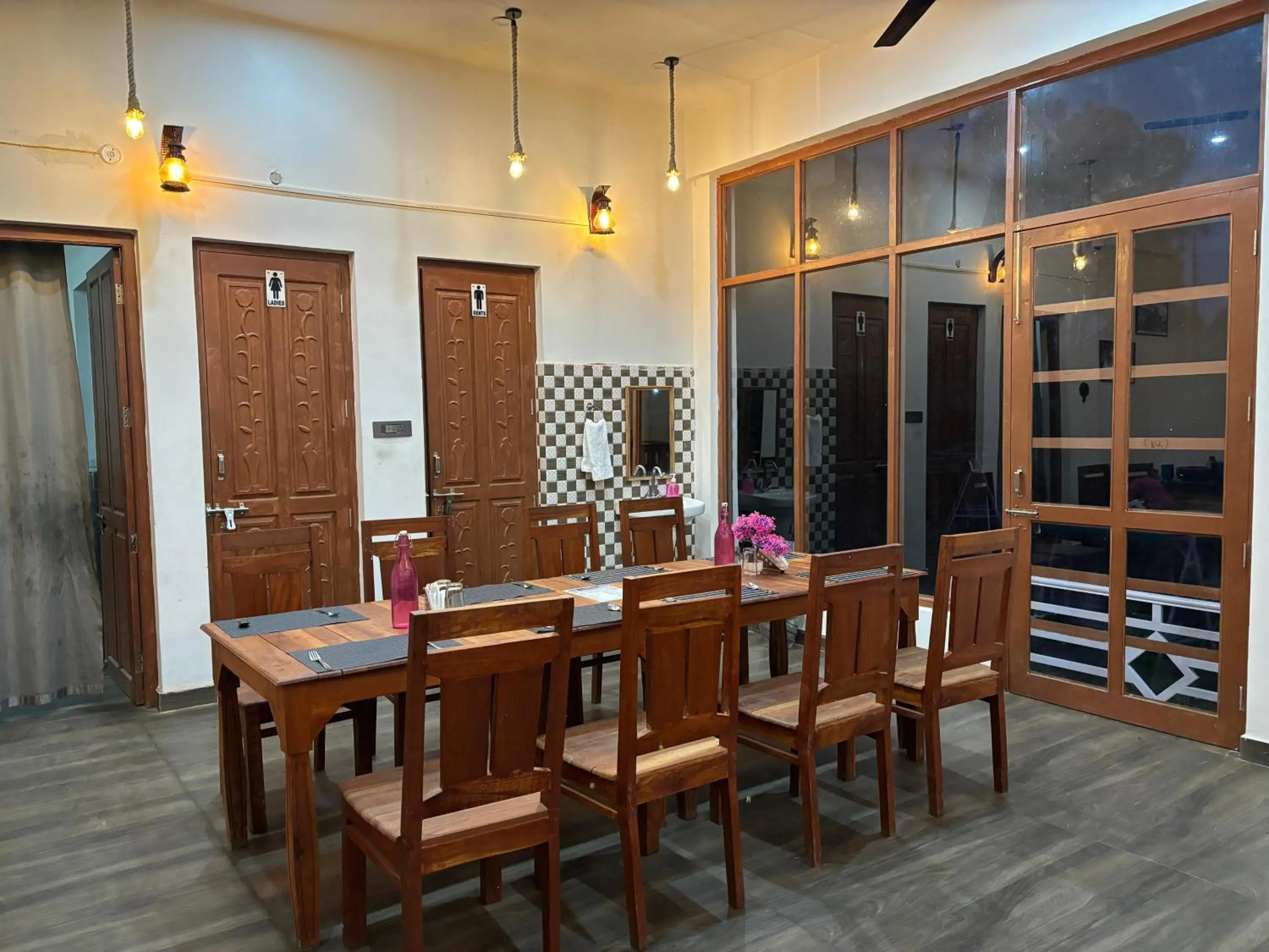 Restaurant/places to eat in Lap Of Himalayas Resort