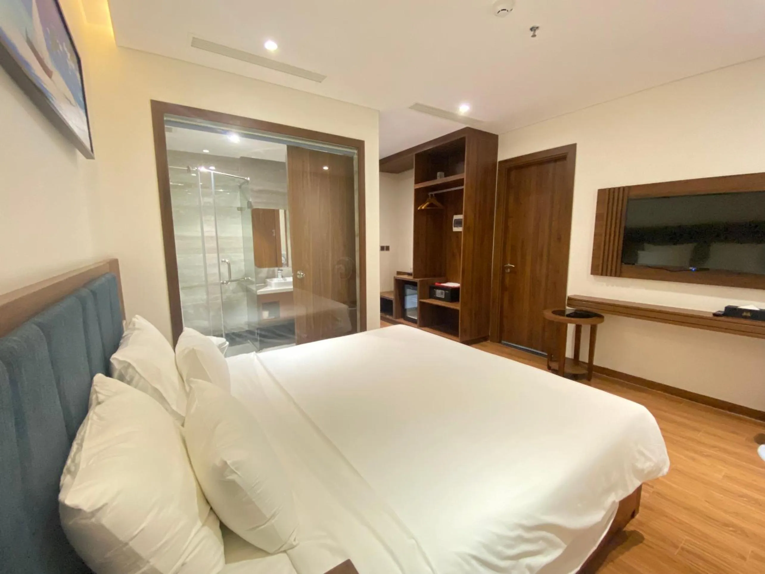 Living room, Bed in Ruby Star Da Nang - Central My Khe Beach
