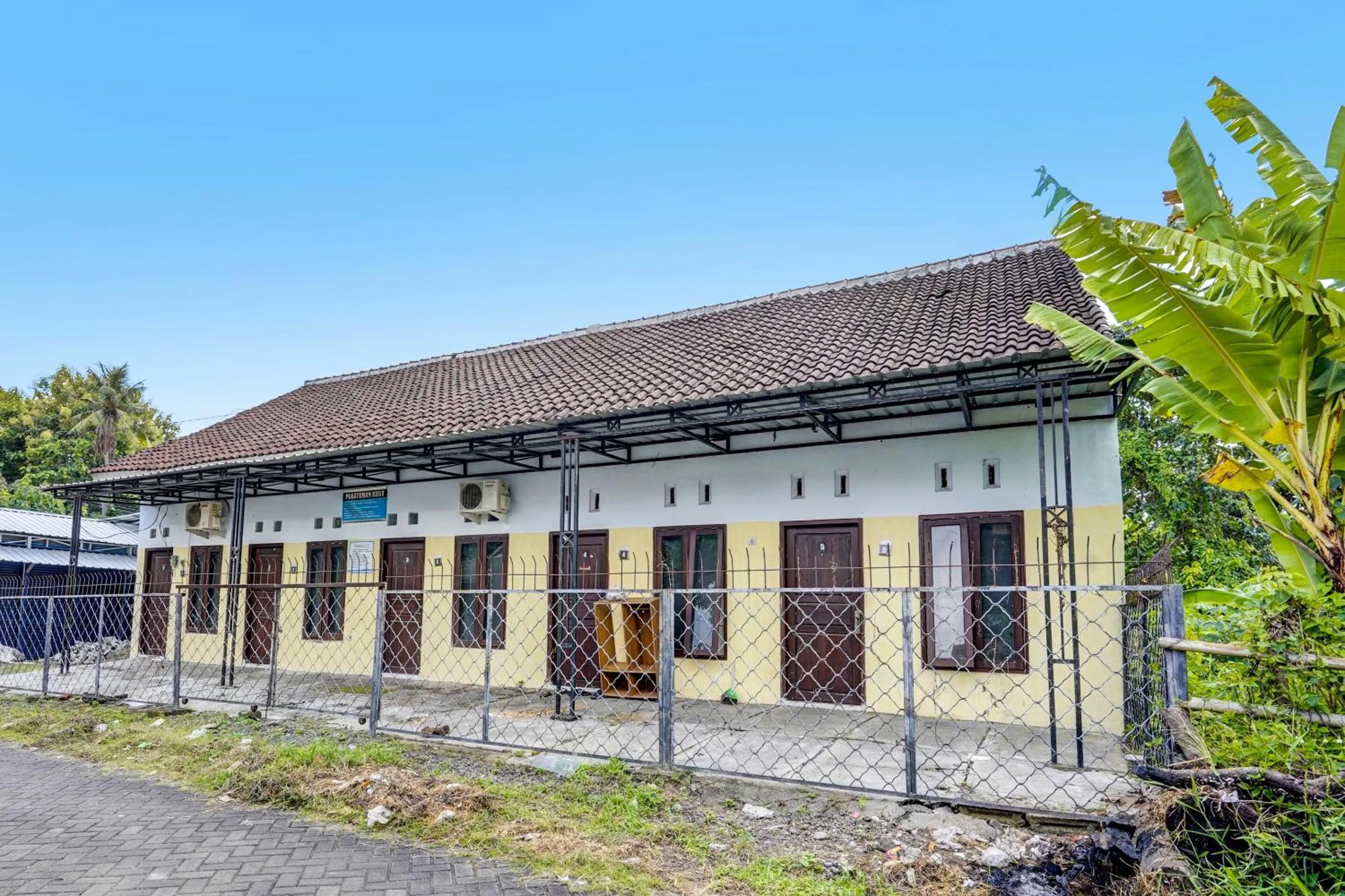 Facade/entrance in SPOT ON 92480 Iwn Homestay Syariah