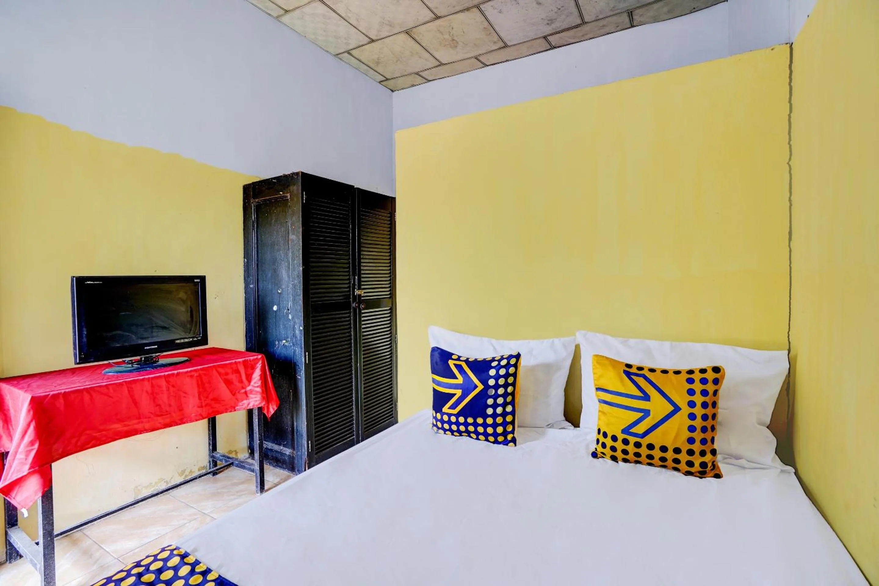 Bedroom, Bed in SPOT ON 92480 Iwn Homestay Syariah