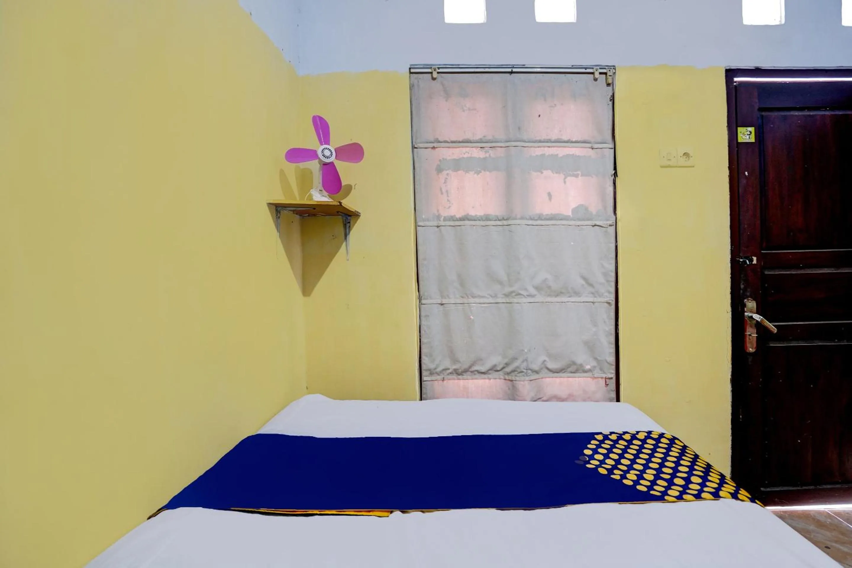Bedroom, Bed in SPOT ON 92480 Iwn Homestay Syariah