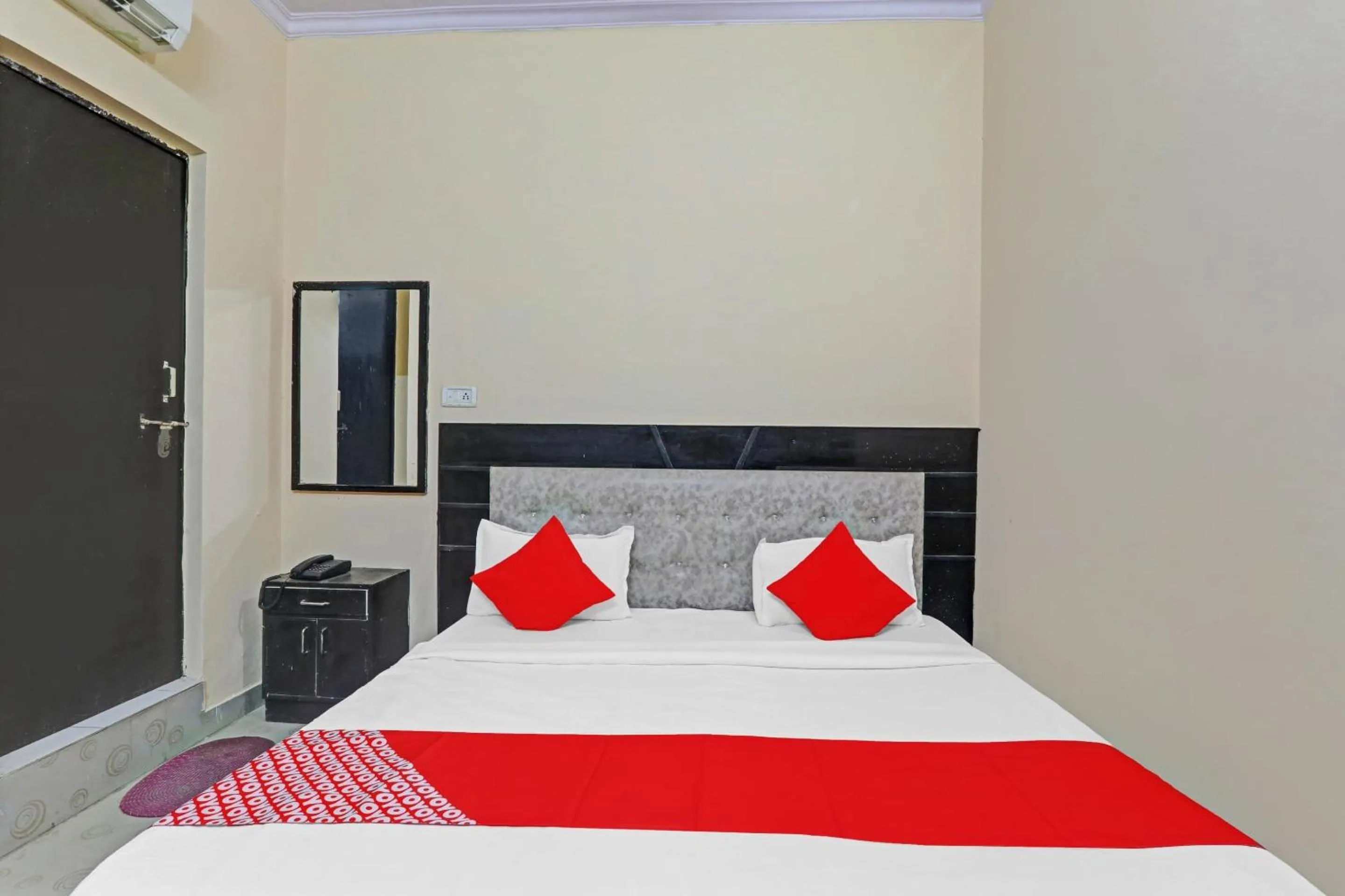 Bedroom, Bed in Super Hotel O Four Square