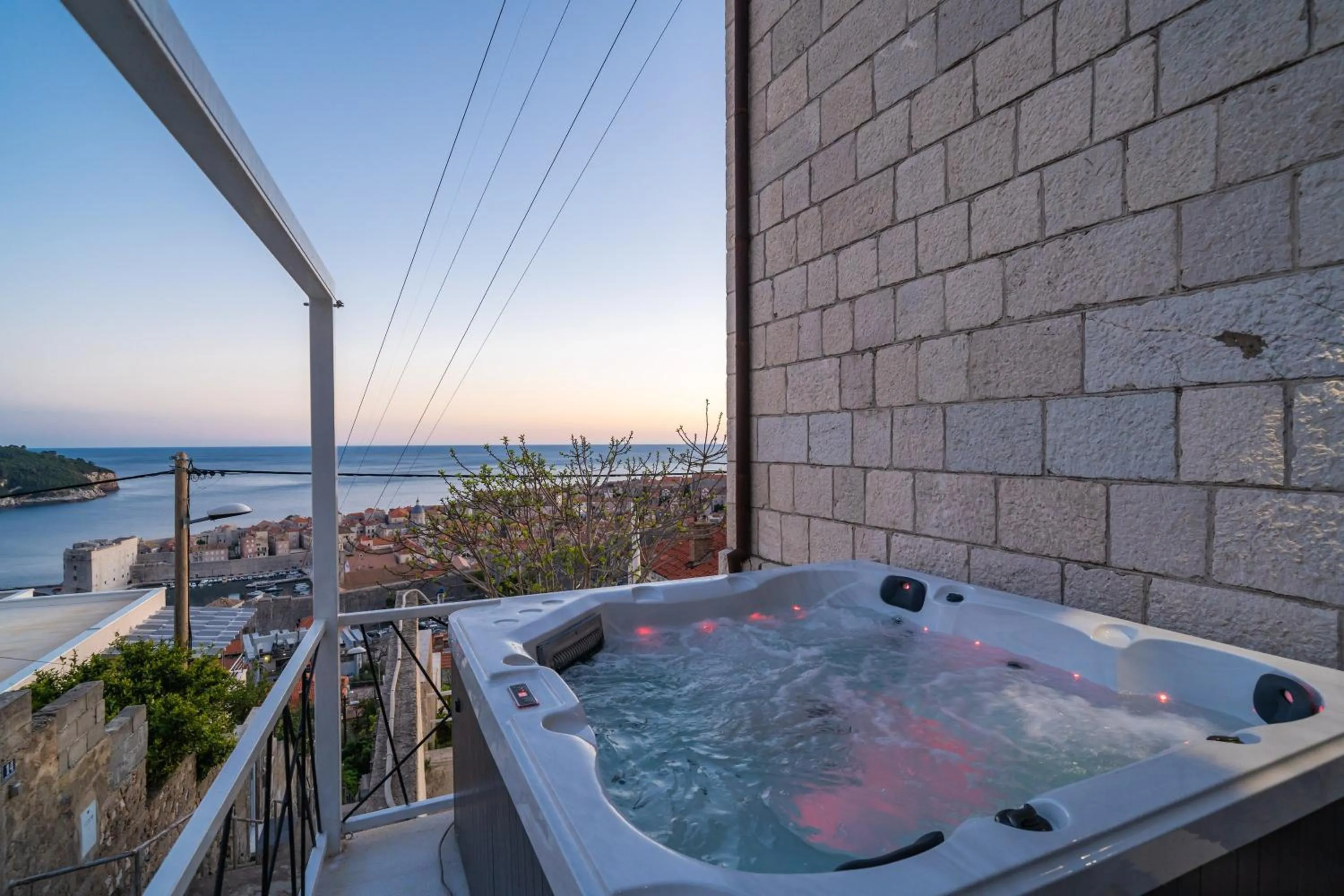 Hot Tub in DUxperience Apartment