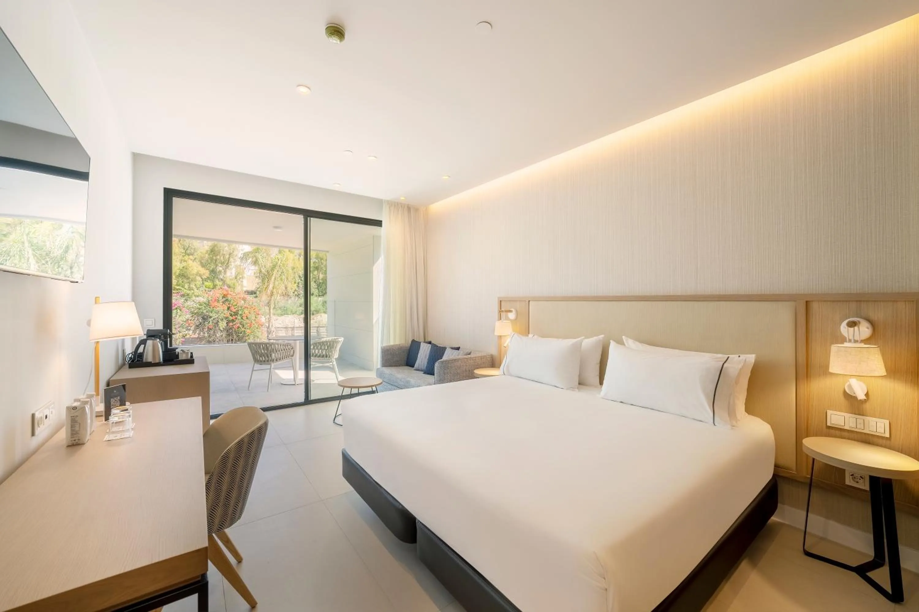 Bedroom, Bed in Eurostars Oasis Marbella