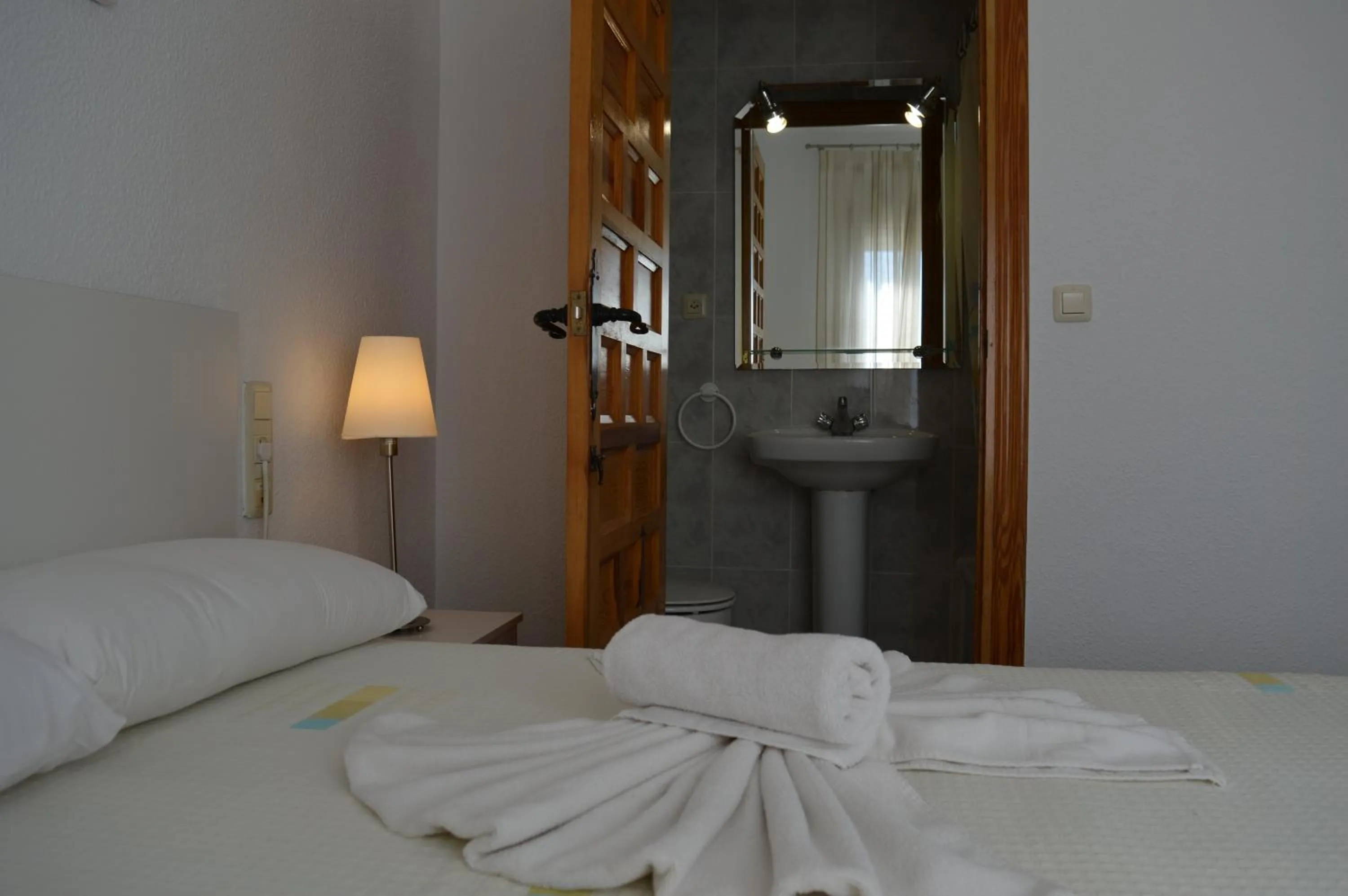 Bathroom, Bed in Nuevo Hotel Capitolio