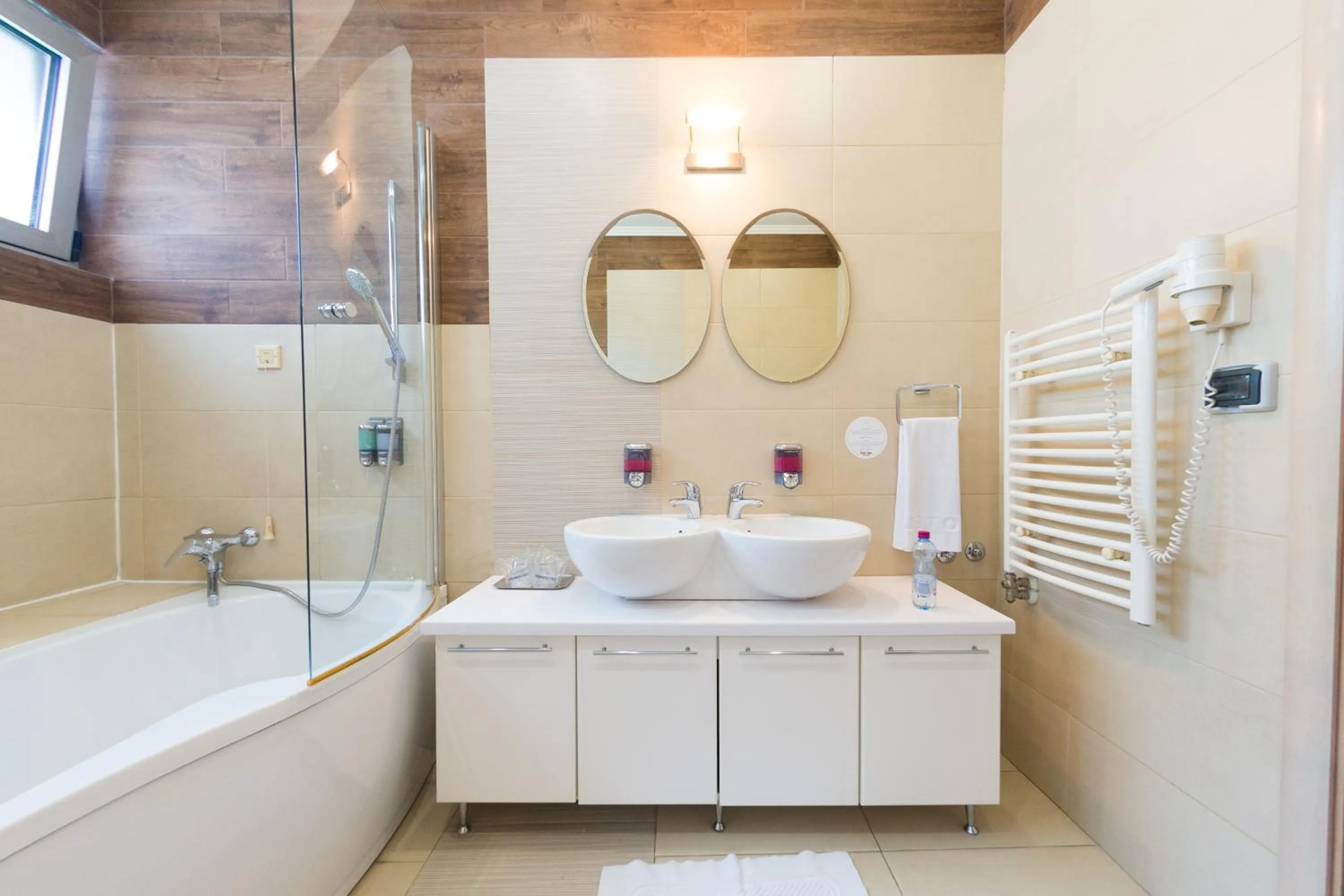 Bathroom in Garni Hotel Vigor - EV station