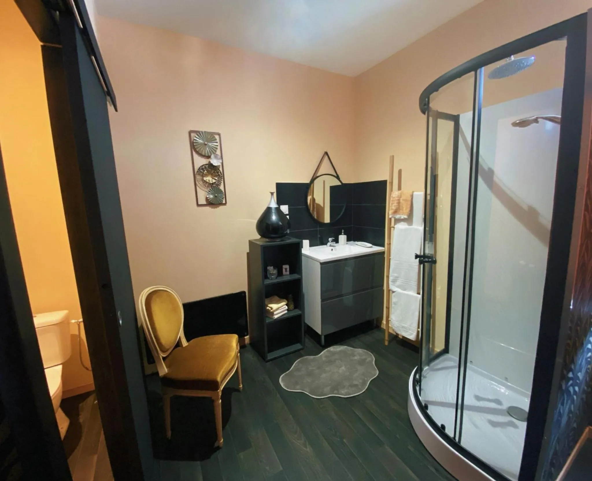 Shower, TV/Entertainment Center in Chambres d’hôte au Chapeau Claque Cabaret