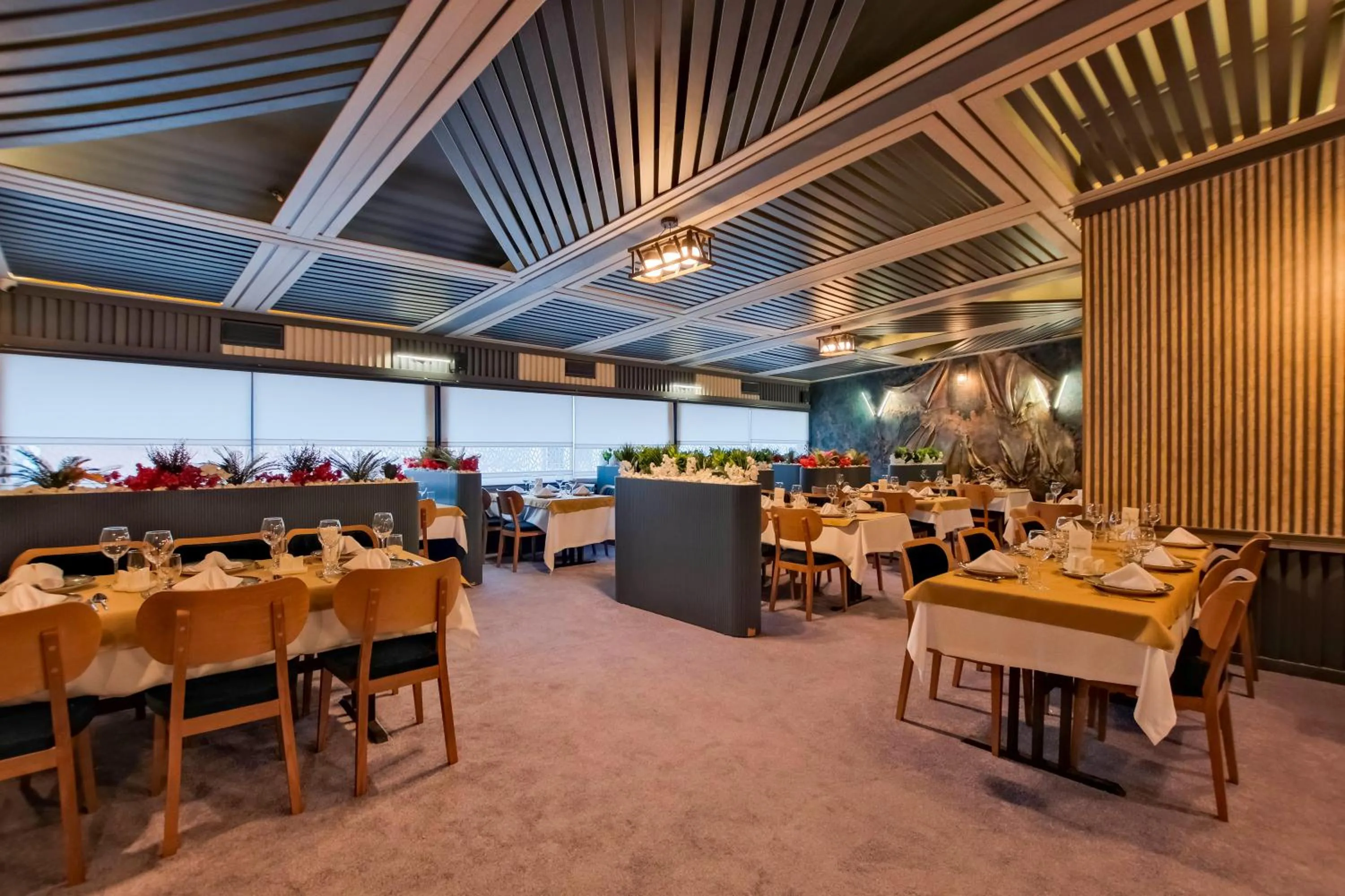 Restaurant/places to eat in MOONDAY HOTEL