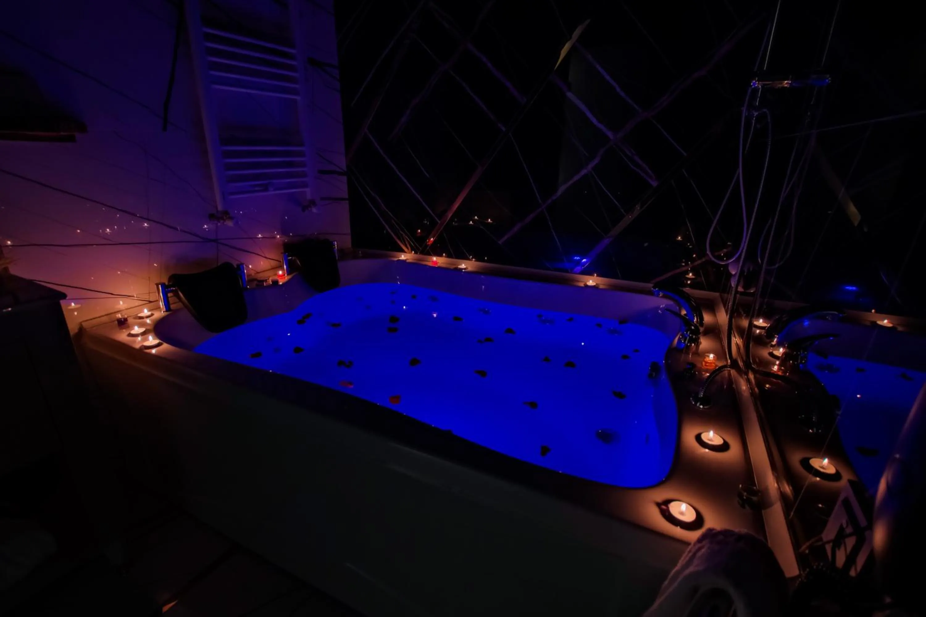 Hot Tub in MOONDAY HOTEL