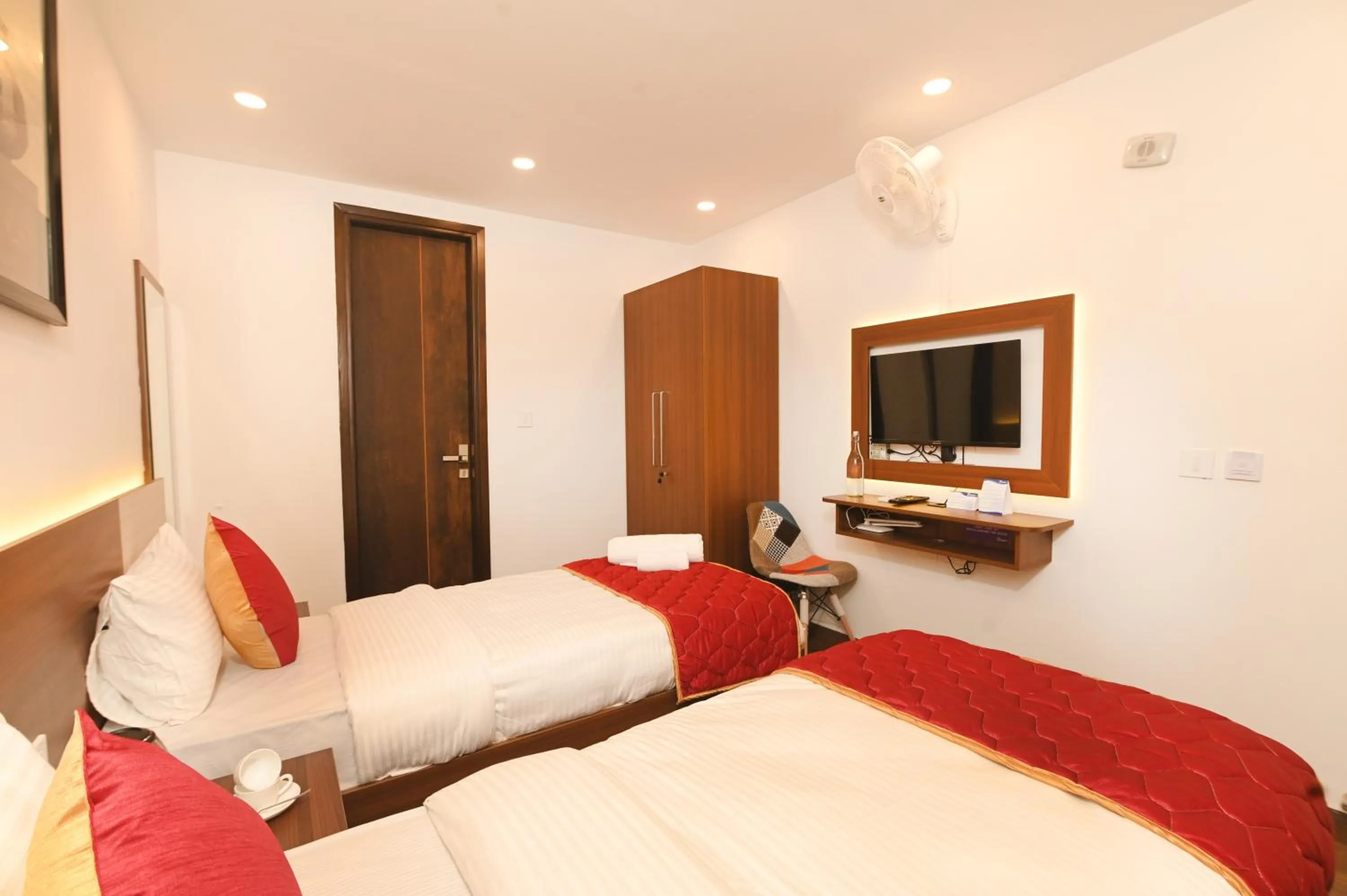 TV and multimedia, Bed in The Altruist Business Stays , DLF Phase 3