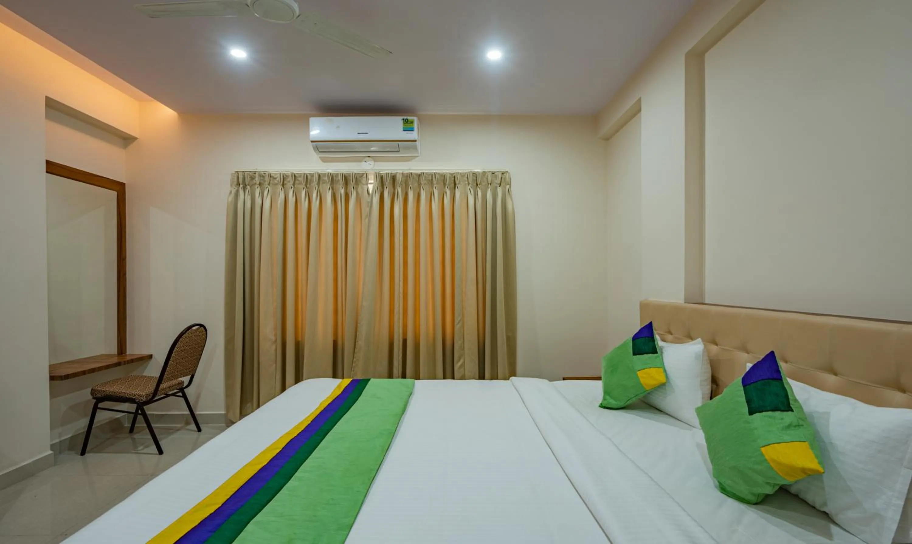 Bedroom, Bed in Treebo Global Stay, Uttarahalli