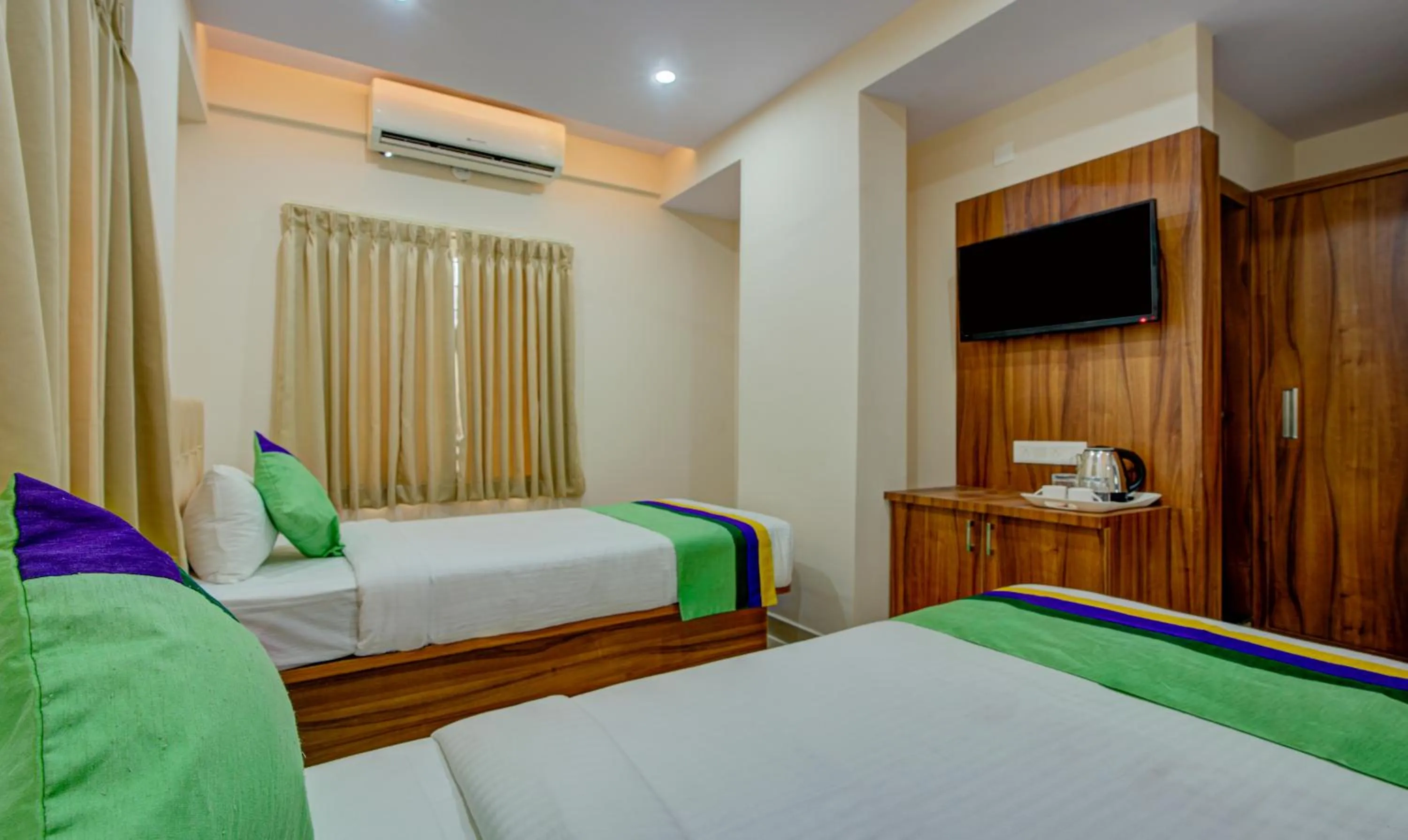 TV and multimedia, Bed in Treebo Global Stay, Uttarahalli