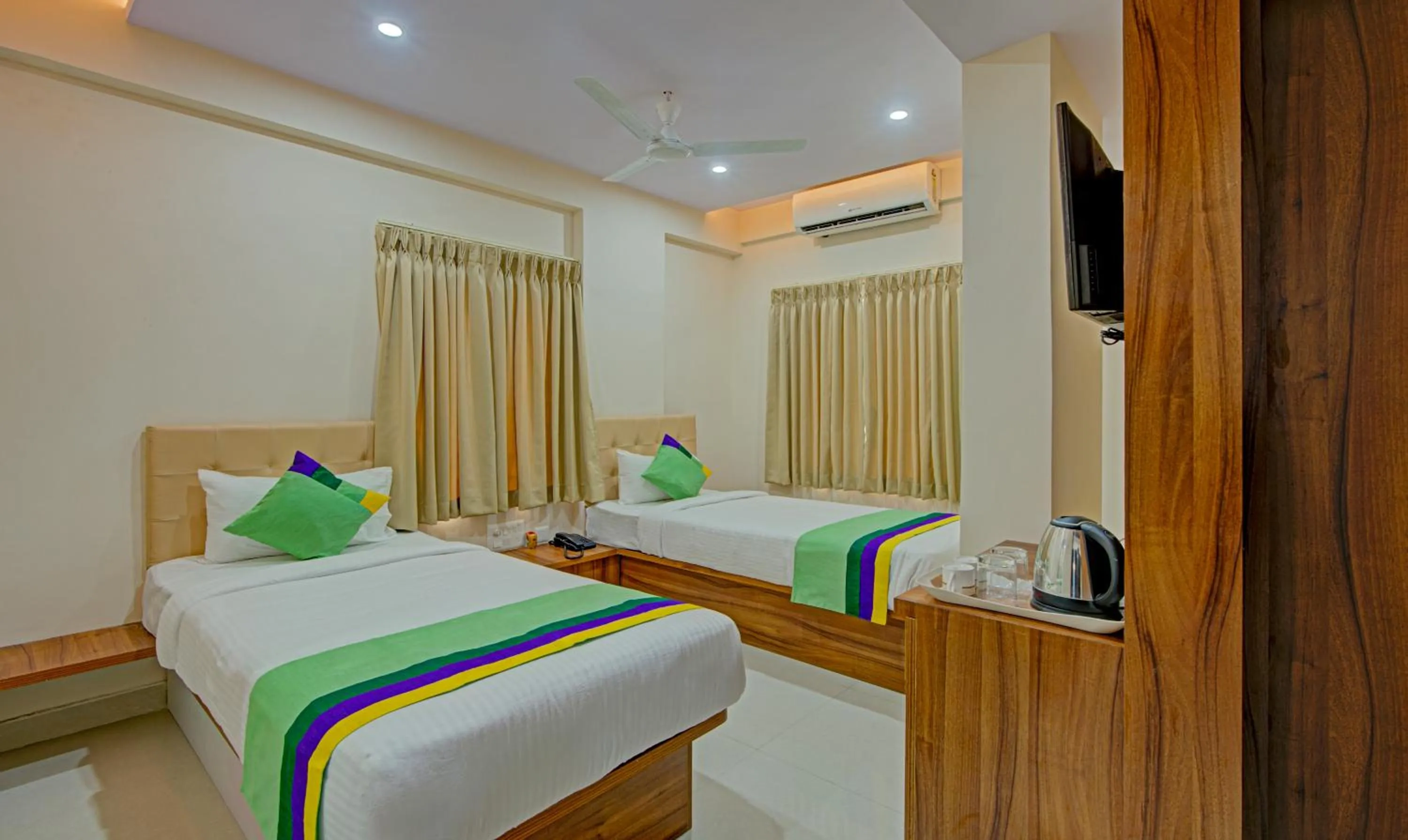 TV and multimedia, Bed in Treebo Global Stay, Uttarahalli