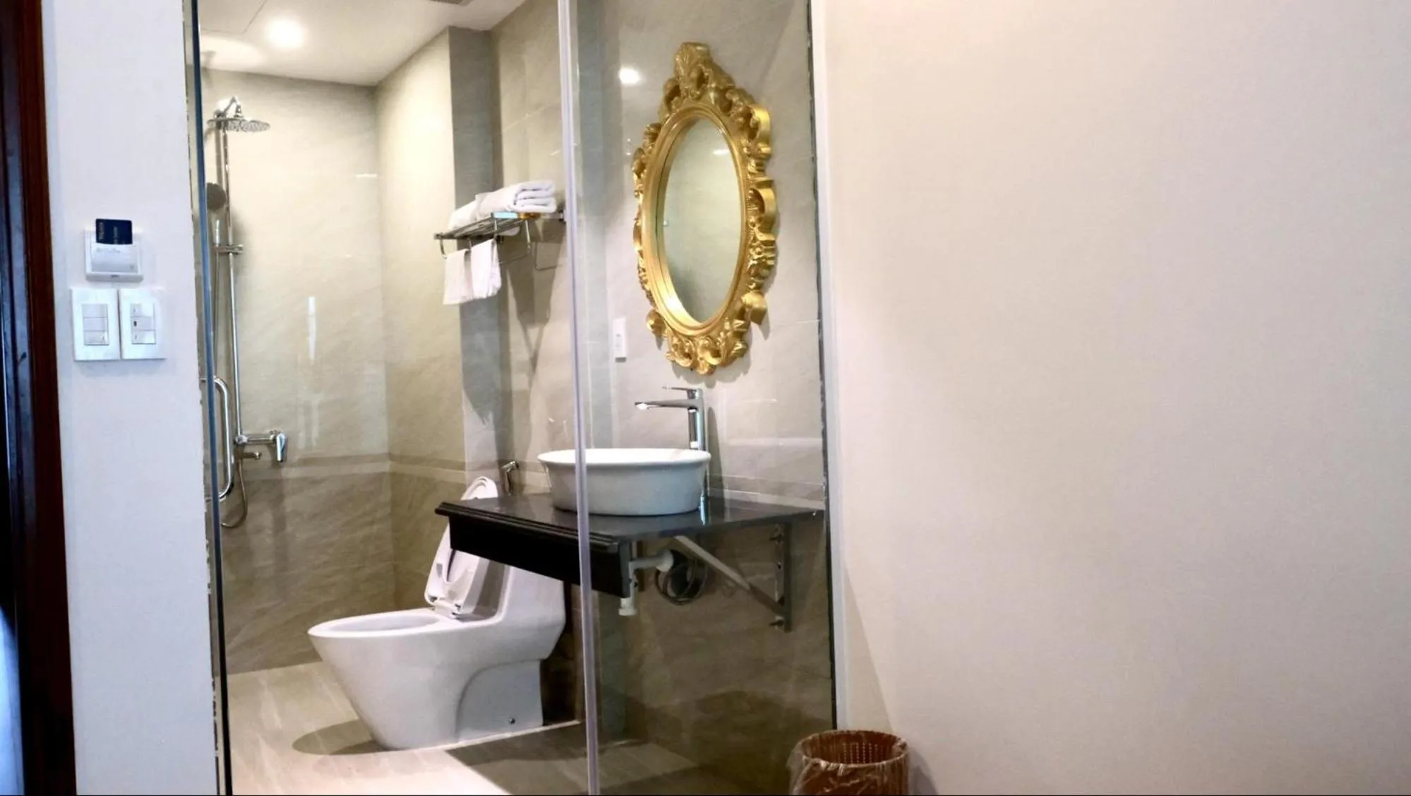 Shower in Royal Hotel Thanh Trì