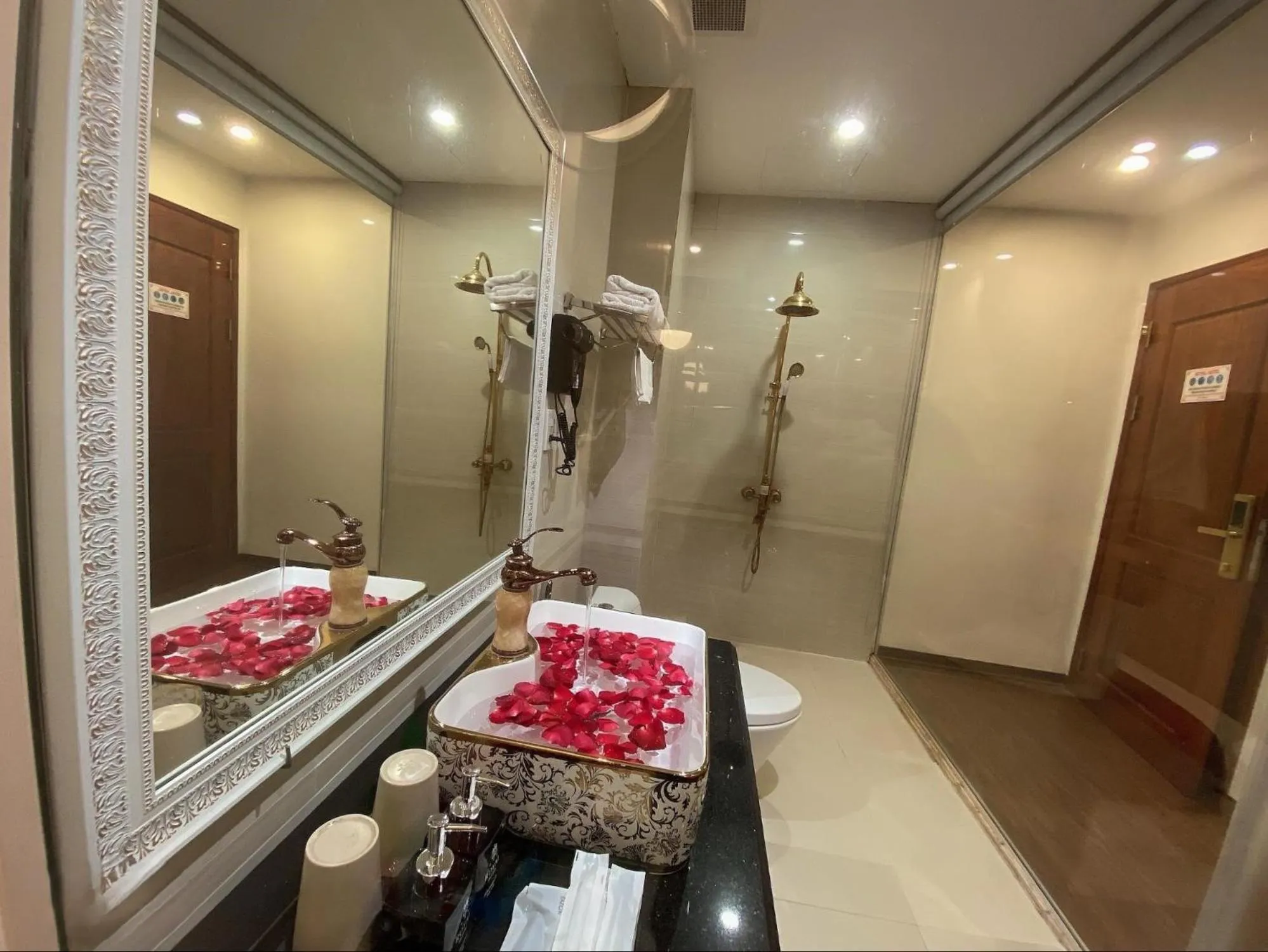 Shower in Royal Hotel Thanh Trì