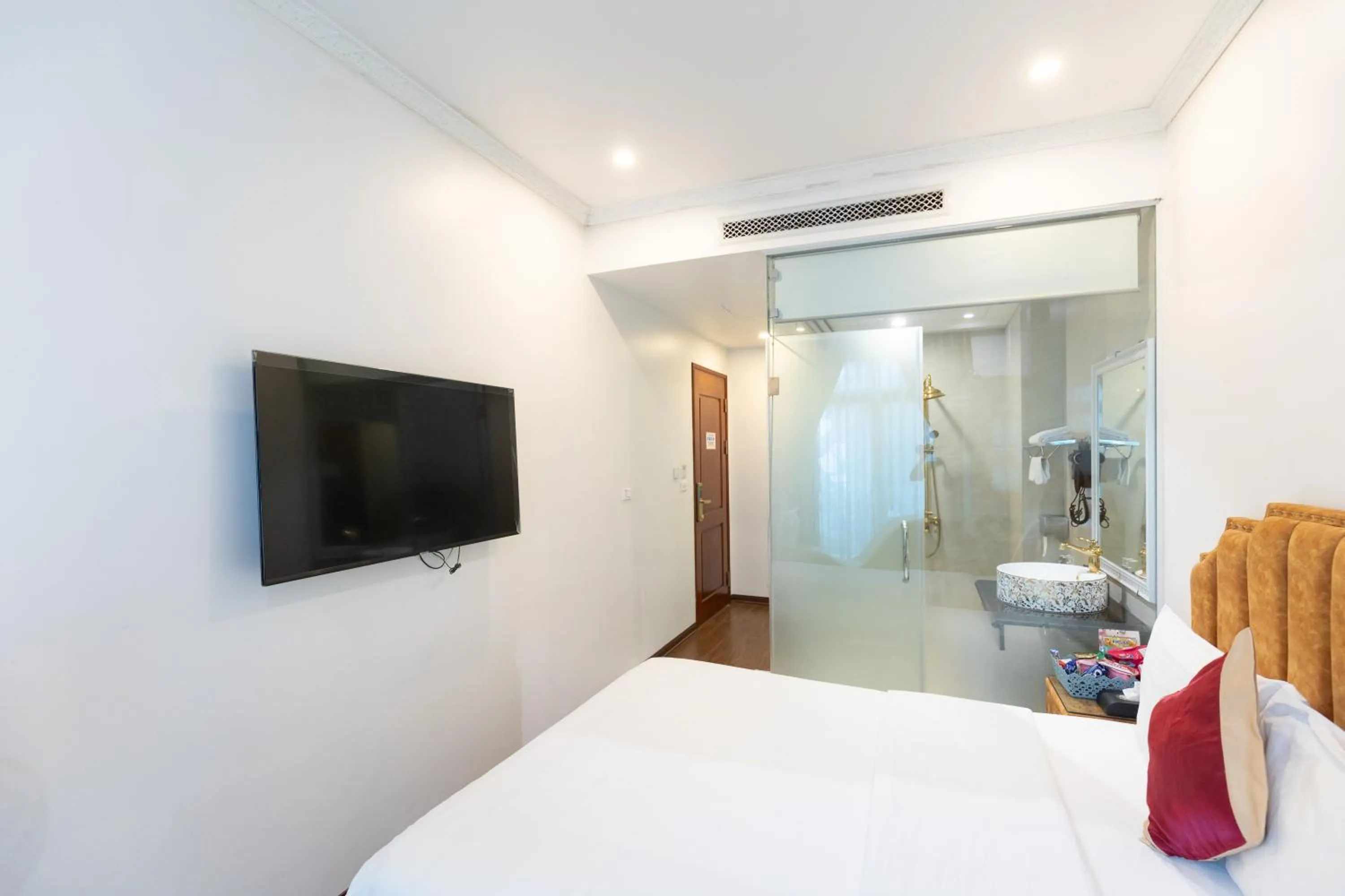 Shower, Bed in Royal Hotel Thanh Trì