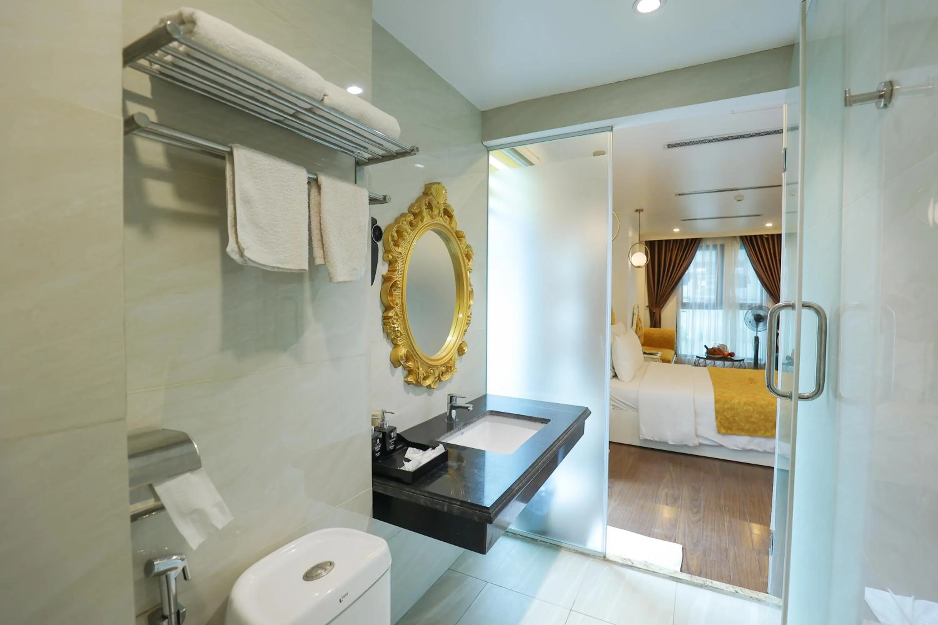 Shower in Royal Hotel Thanh Trì