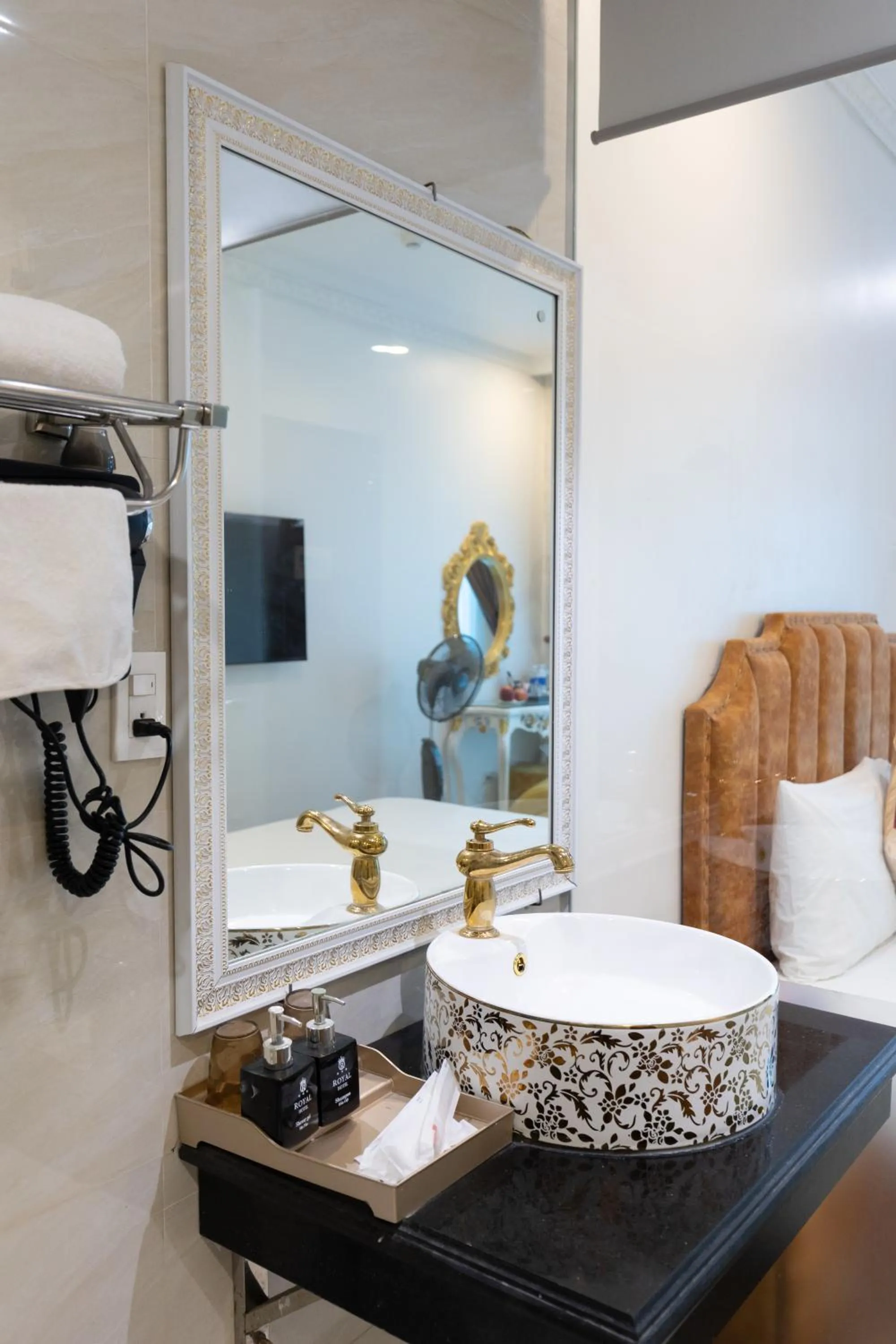 Shower in Royal Hotel Thanh Trì