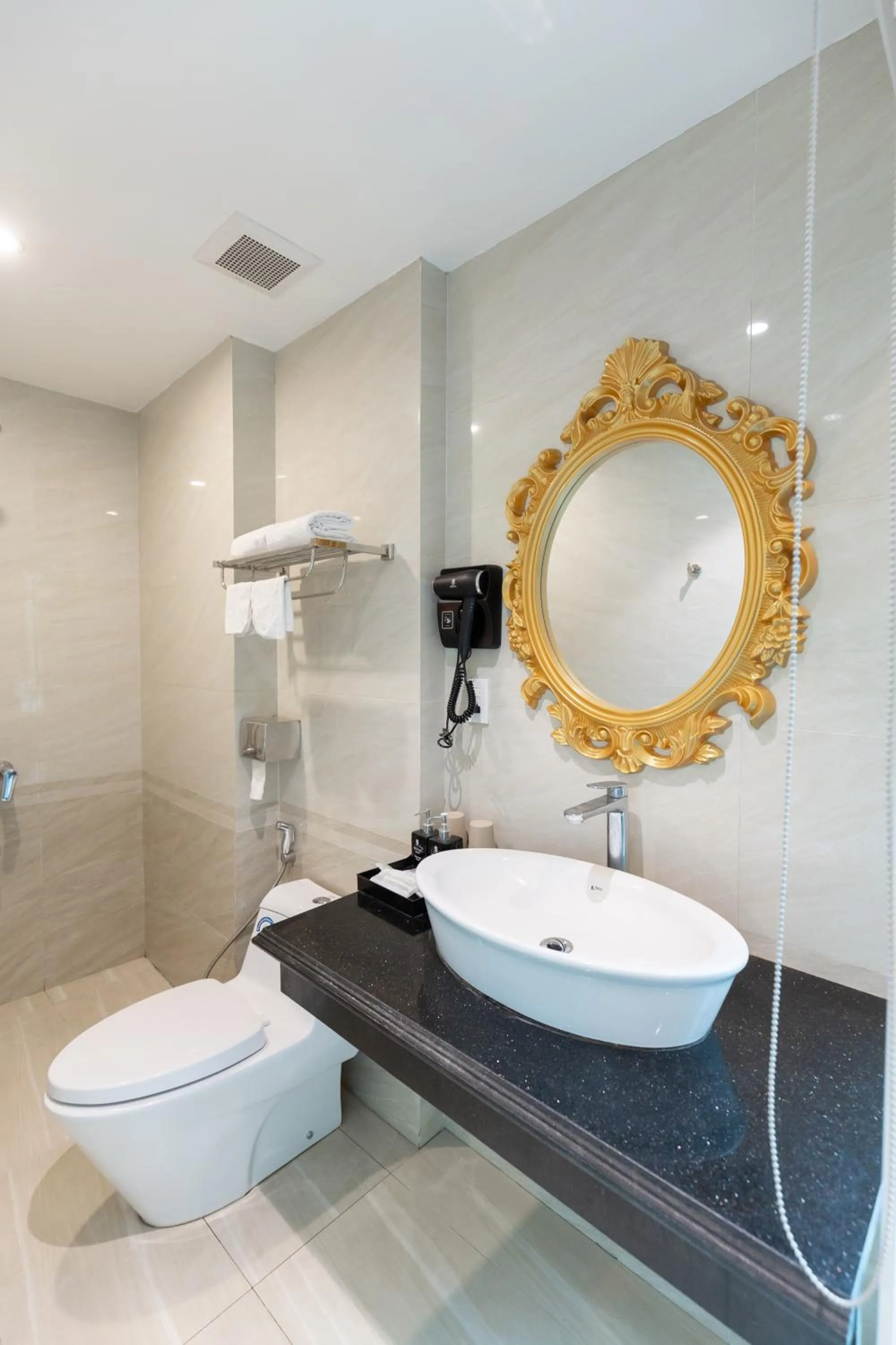 Shower in Royal Hotel Thanh Trì