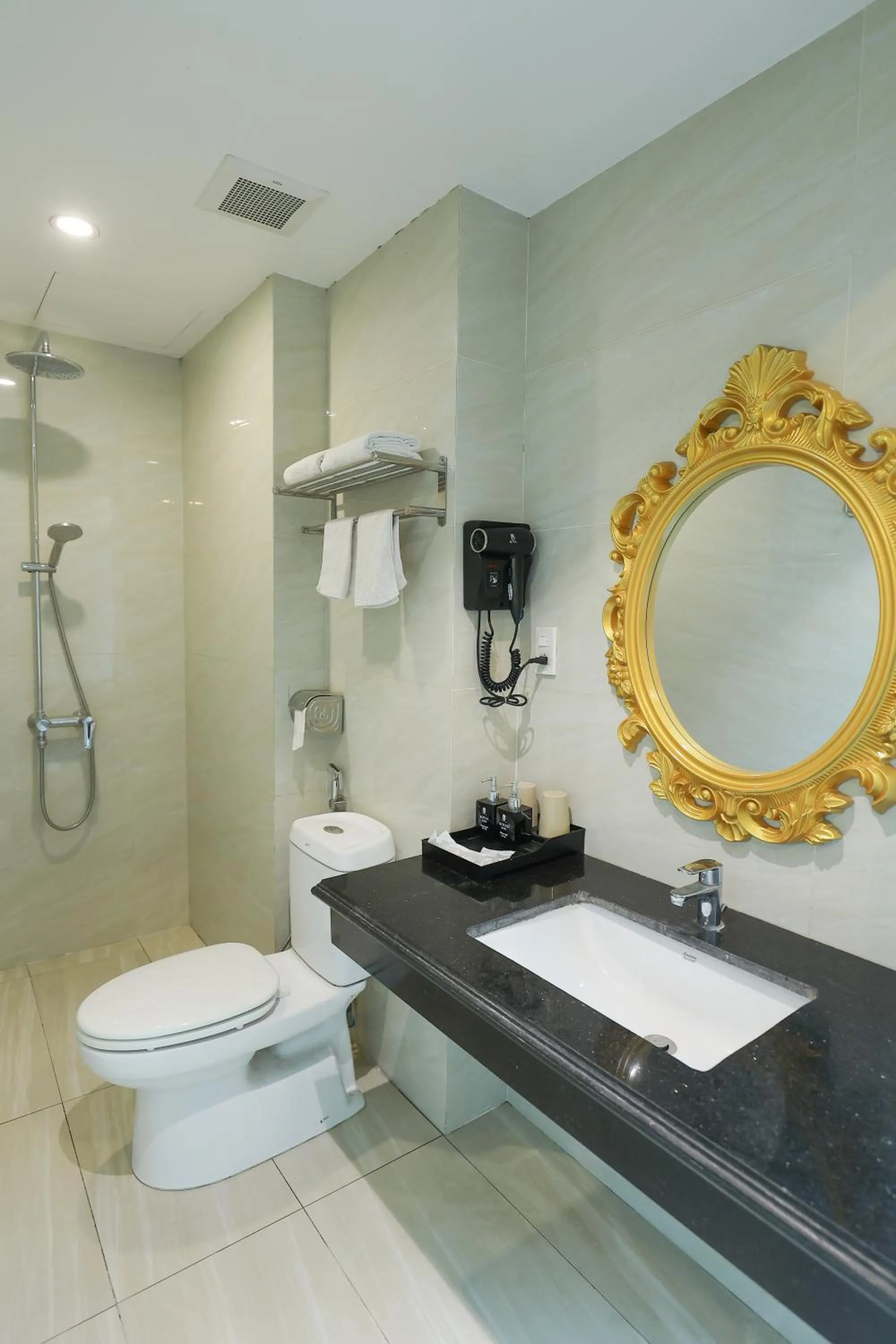 Shower in Royal Hotel Thanh Trì